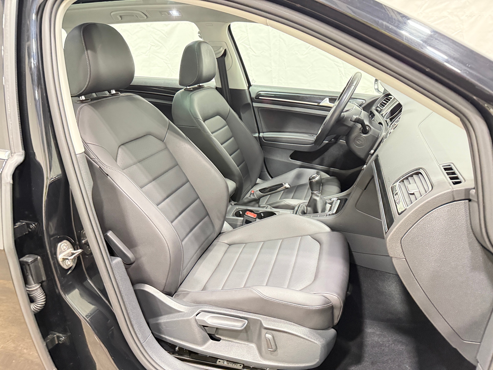 Thumbnail: 2015 Volkswagen e-Golf - 2