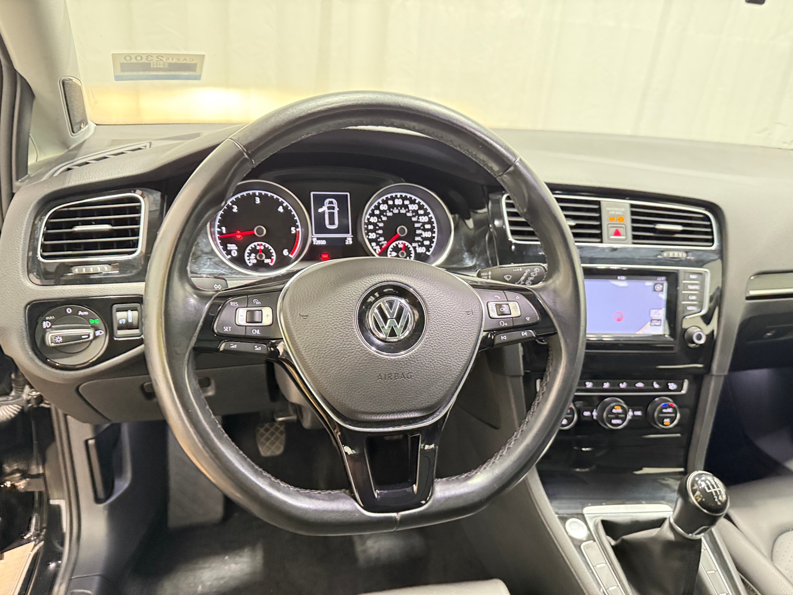 Thumbnail: 2015 Volkswagen e-Golf - 5