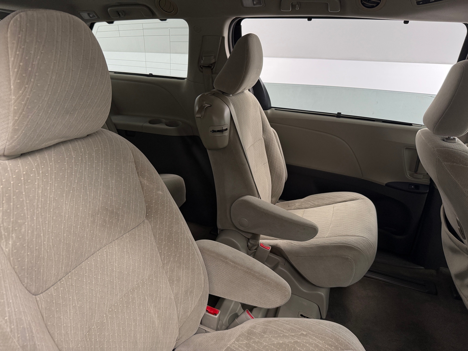 Thumbnail: 2018 Toyota Sienna - 6