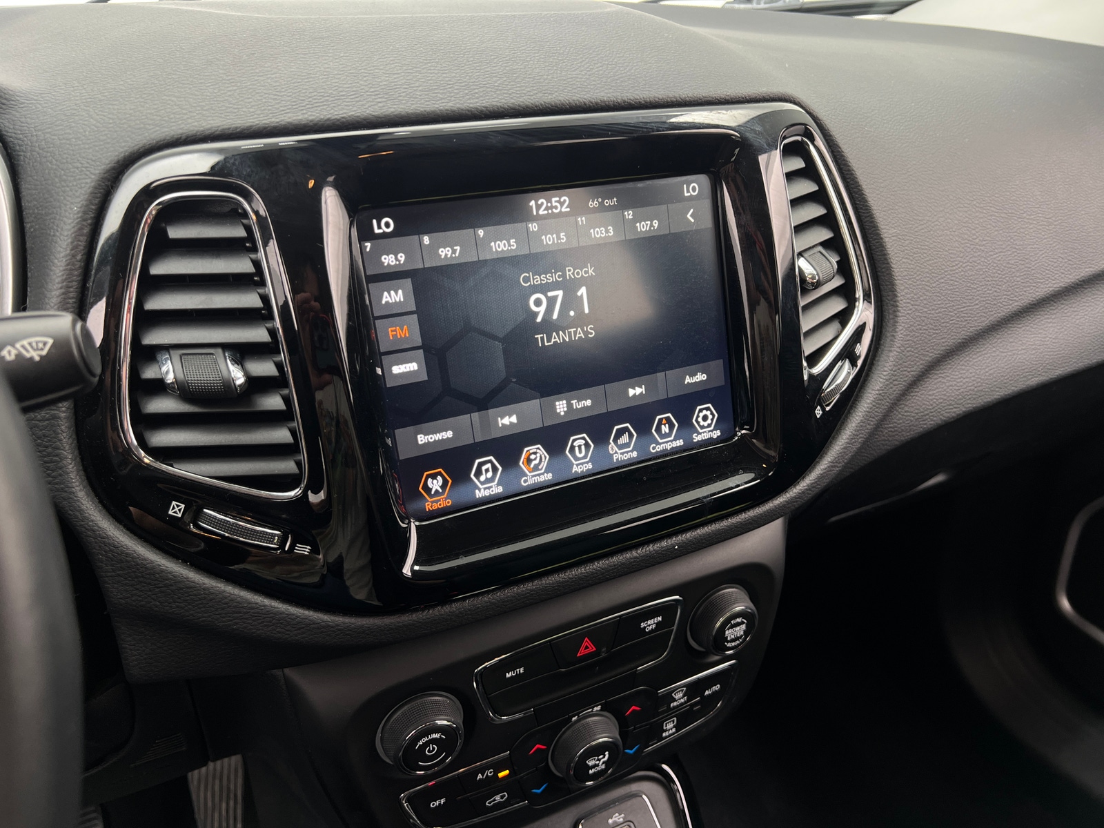 Thumbnail: 2018 Jeep Compass - 3
