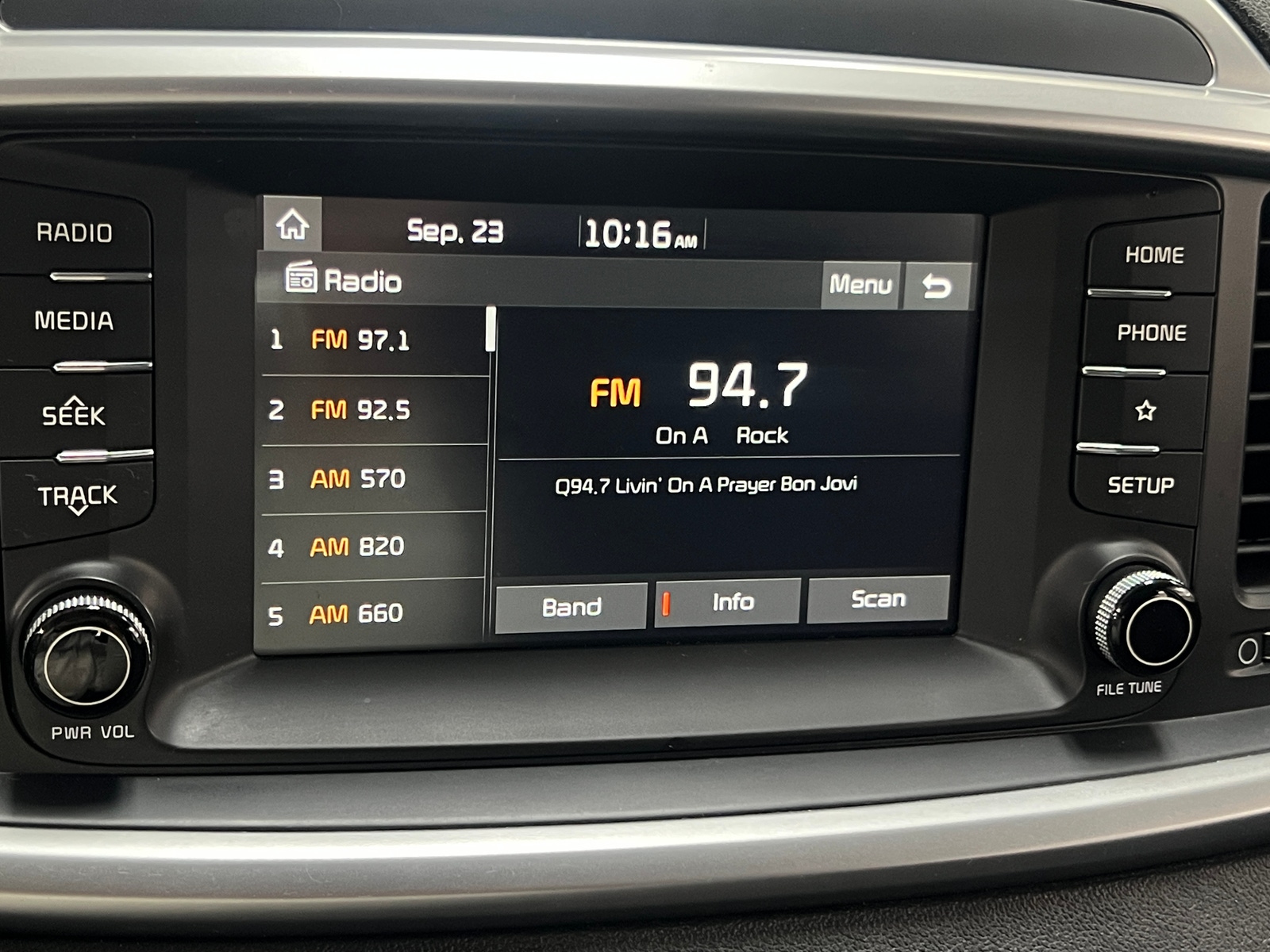 Thumbnail: 2019 Kia Sorento - 4