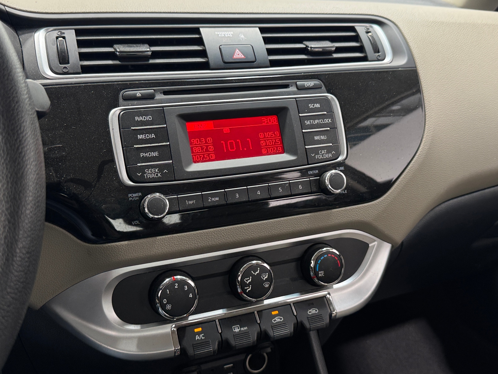 Thumbnail: 2016 Kia Rio - 4