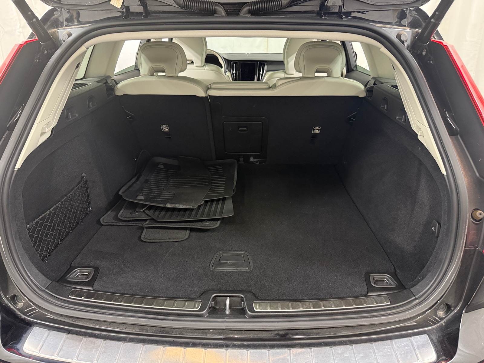 Thumbnail: 2022 Volvo V60 - 6