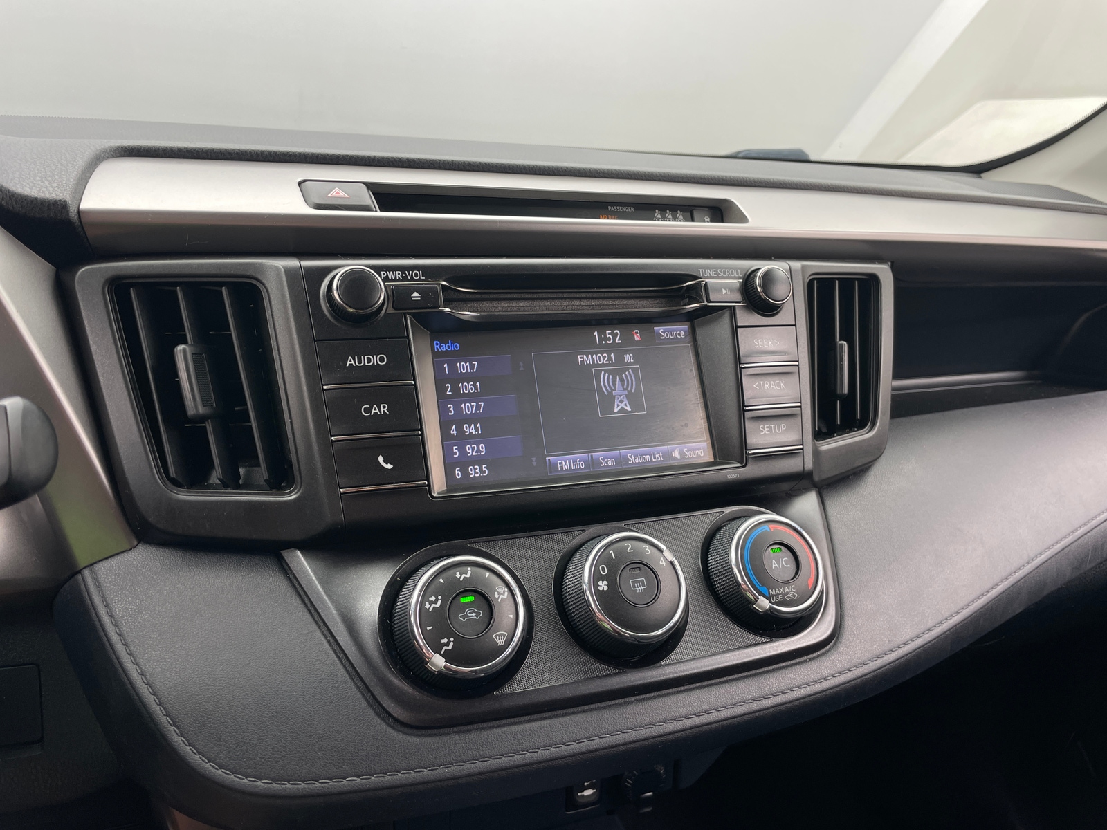 Thumbnail: 2018 Toyota RAV4 - 4