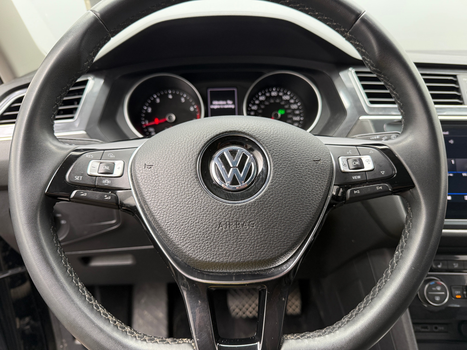 Thumbnail: 2020 Volkswagen Tiguan - 4