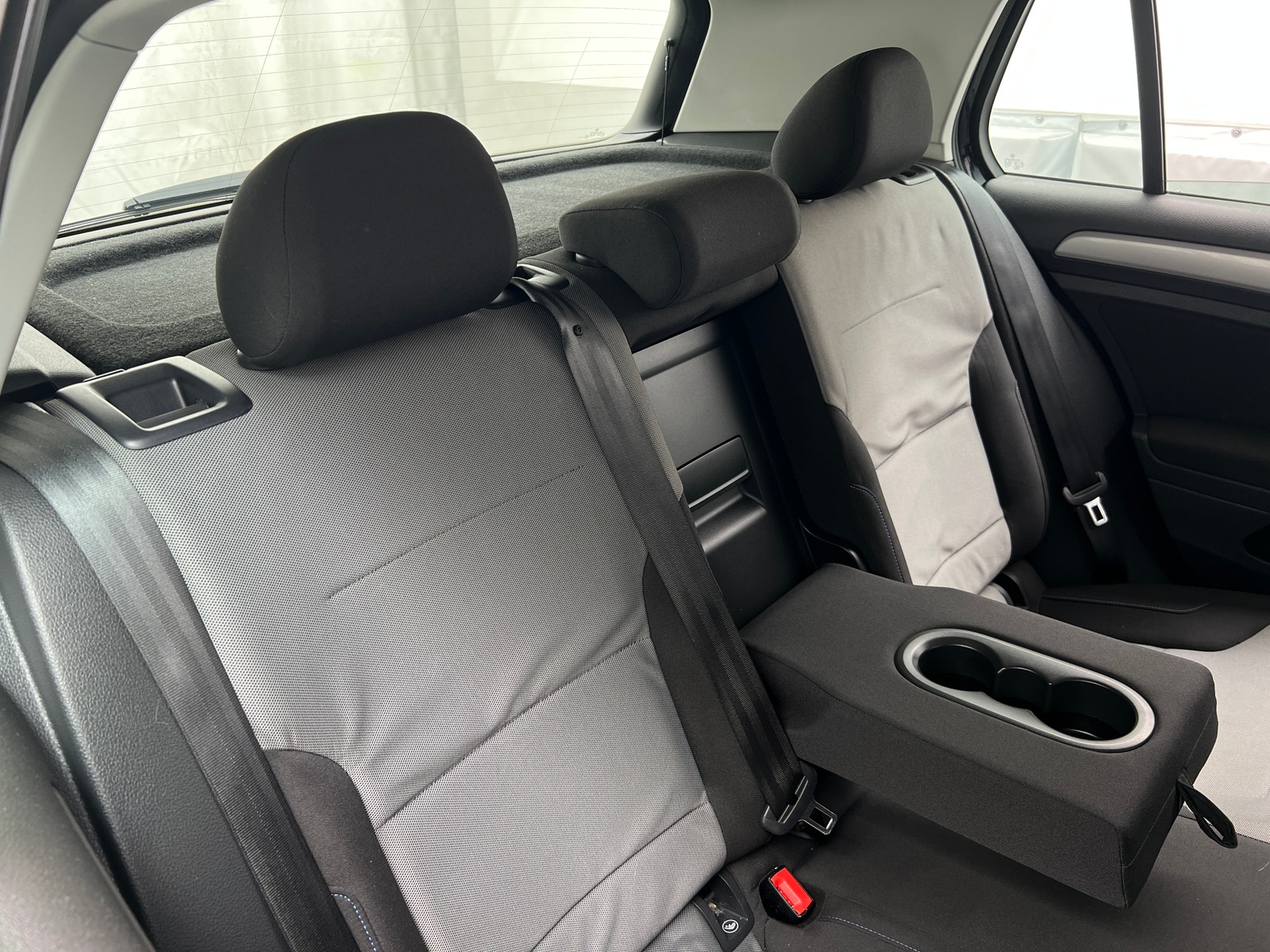 Thumbnail: 2016 Volkswagen e-Golf - 6