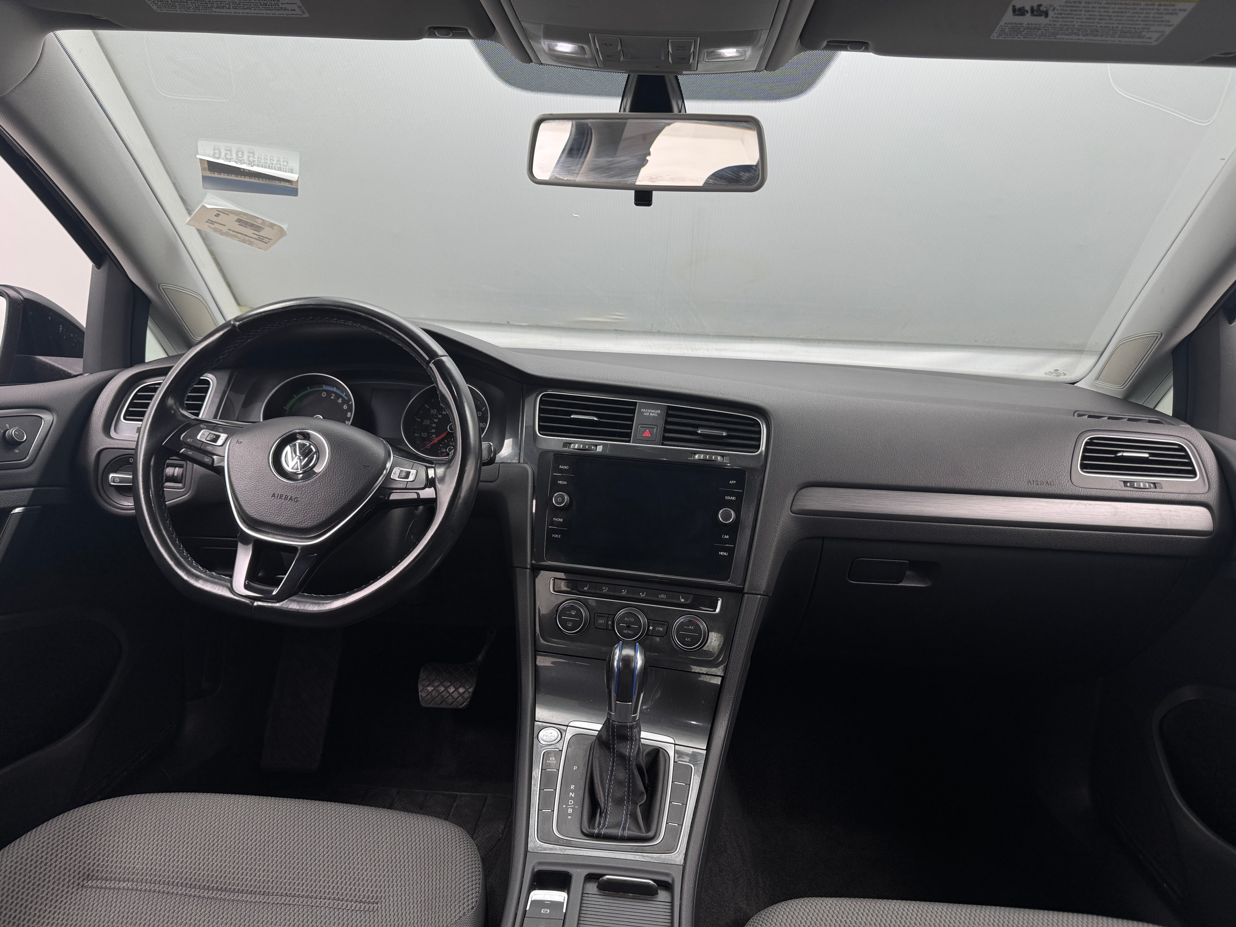 Used 2019 Volkswagen e-Golf e-Golf SE with VIN WVWKR7AU9KW903319 for sale in Oak Creek, WI