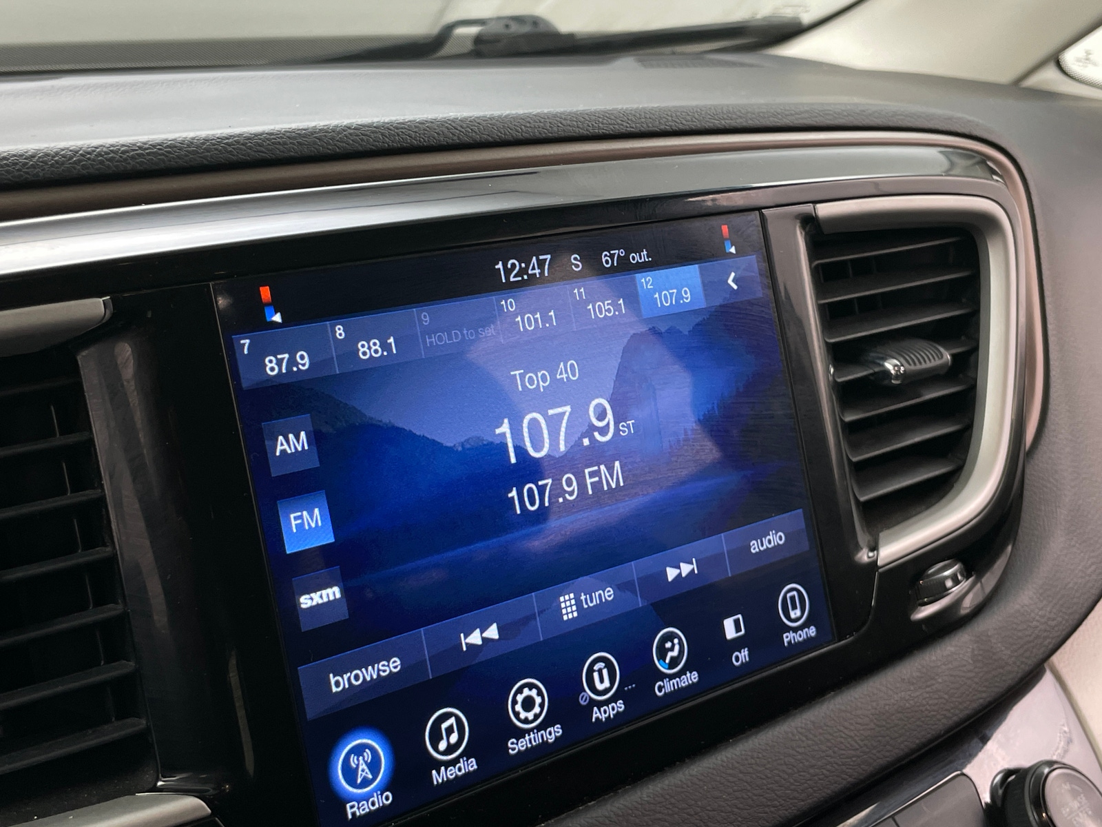 Thumbnail: 2017 Chrysler Pacifica - 4