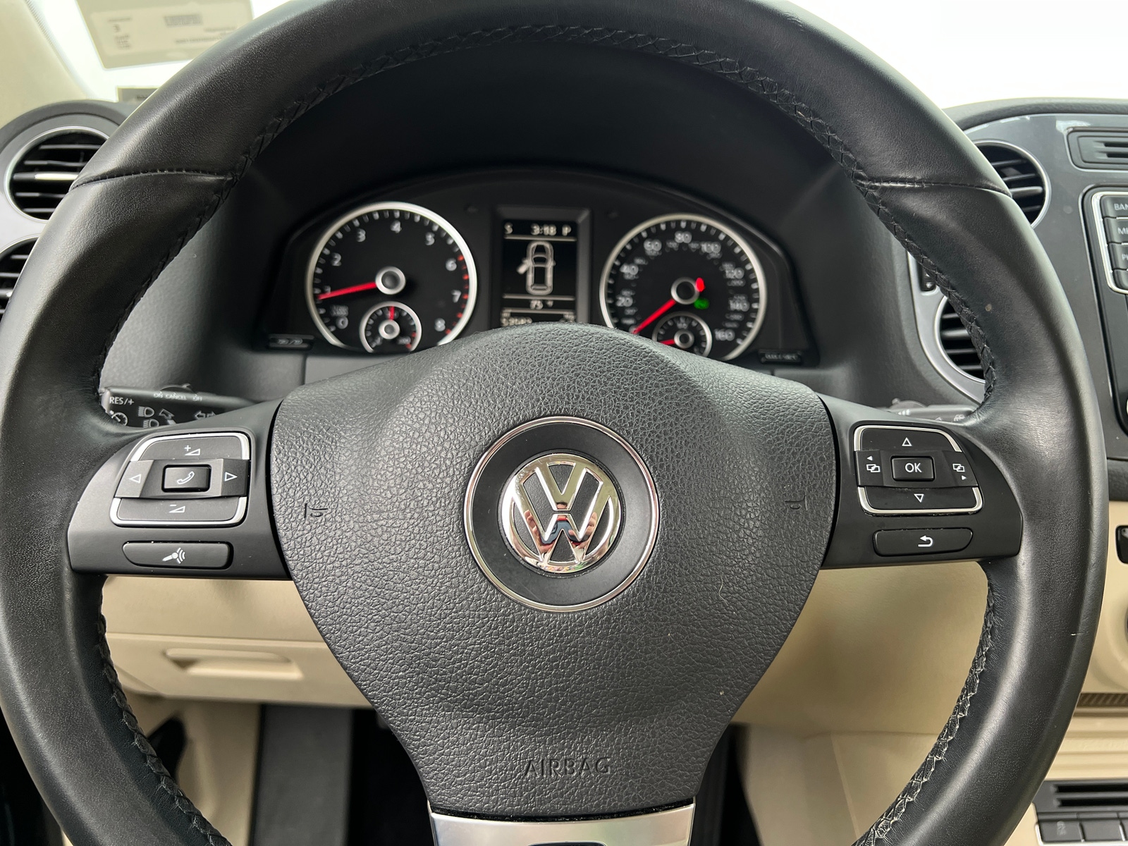 Thumbnail: 2017 Volkswagen Tiguan - 4