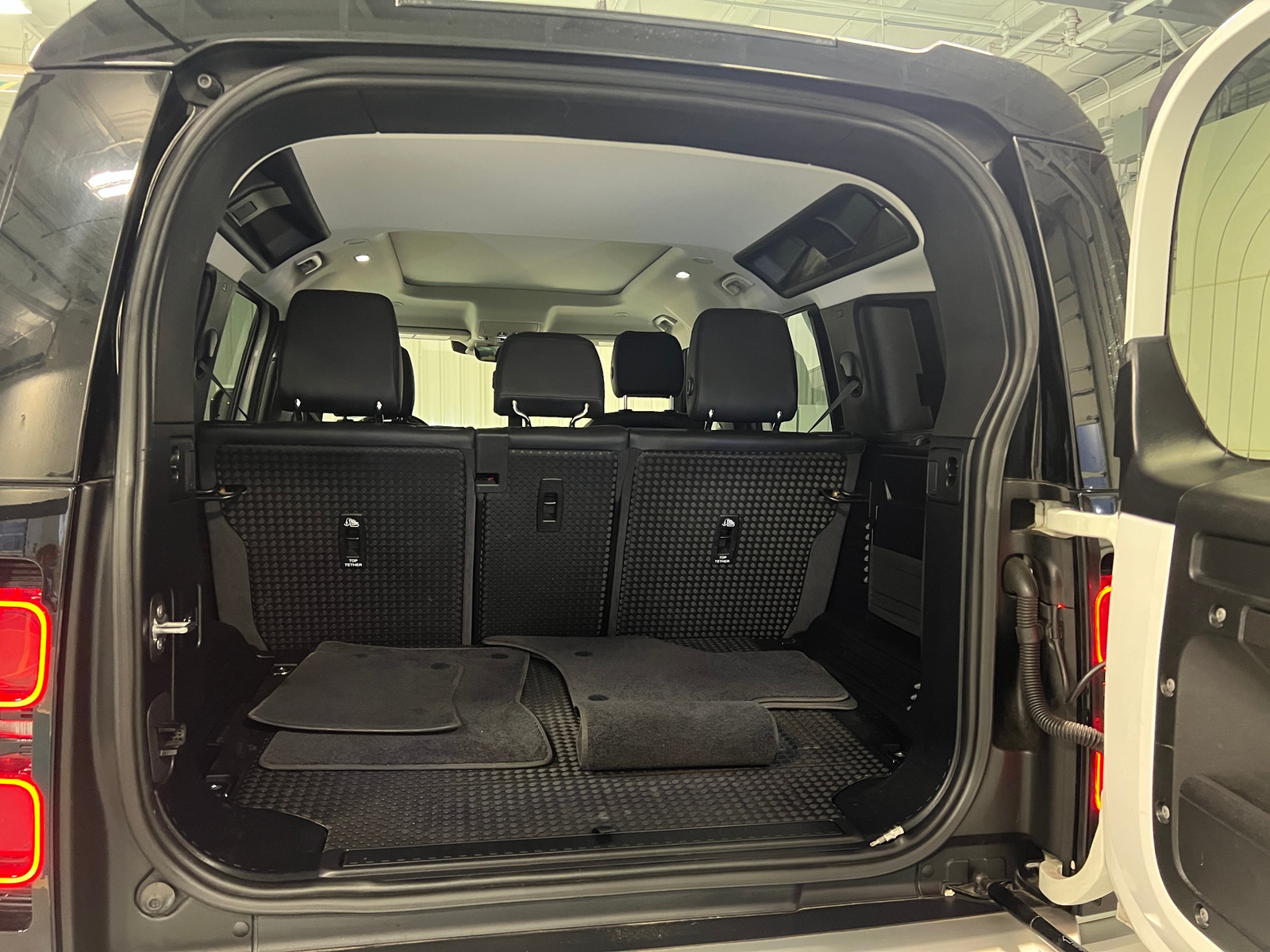 Thumbnail: 2021 Land Rover Defender - 6