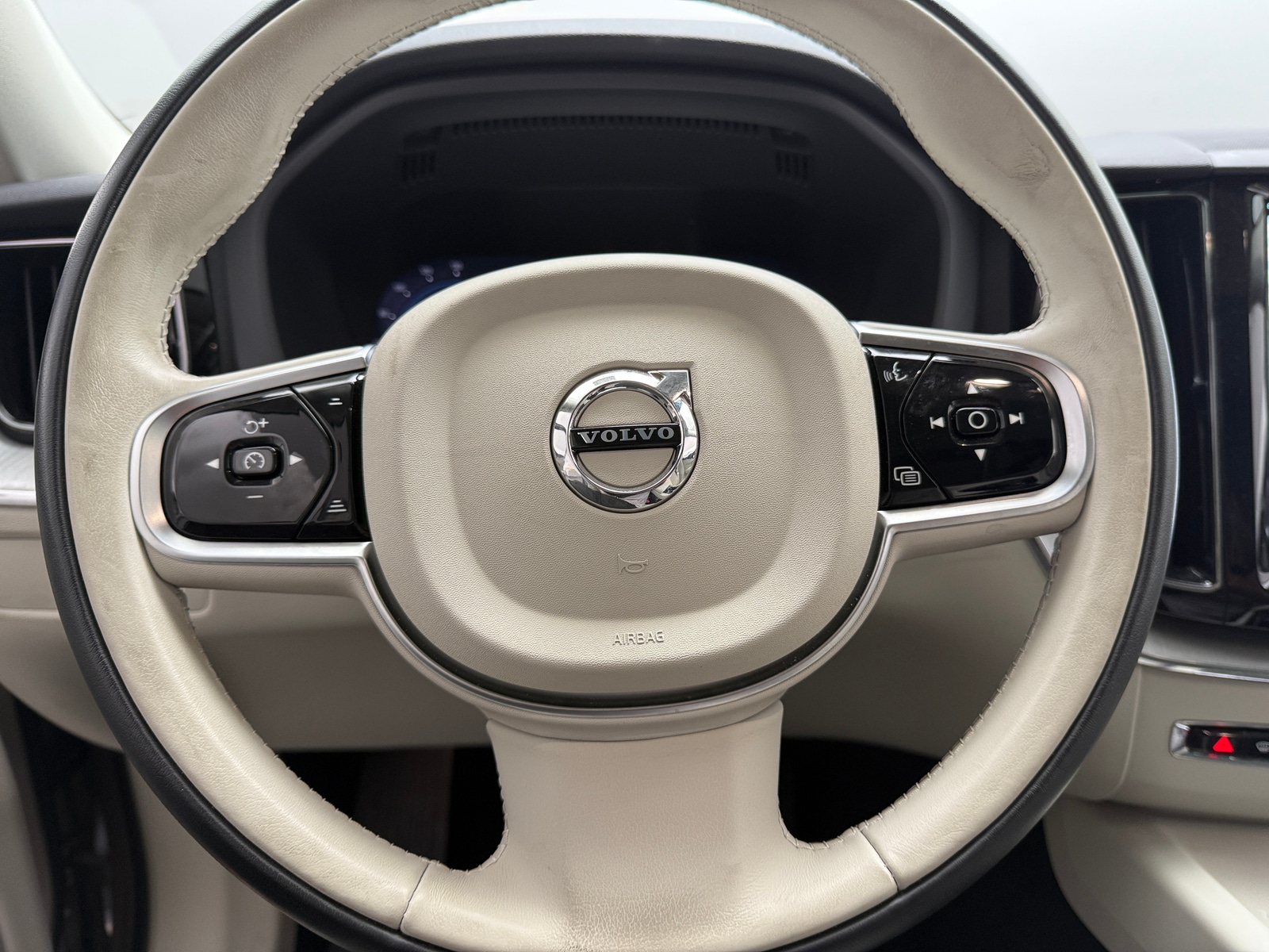 Thumbnail: 2025 Volvo XC60 - 4