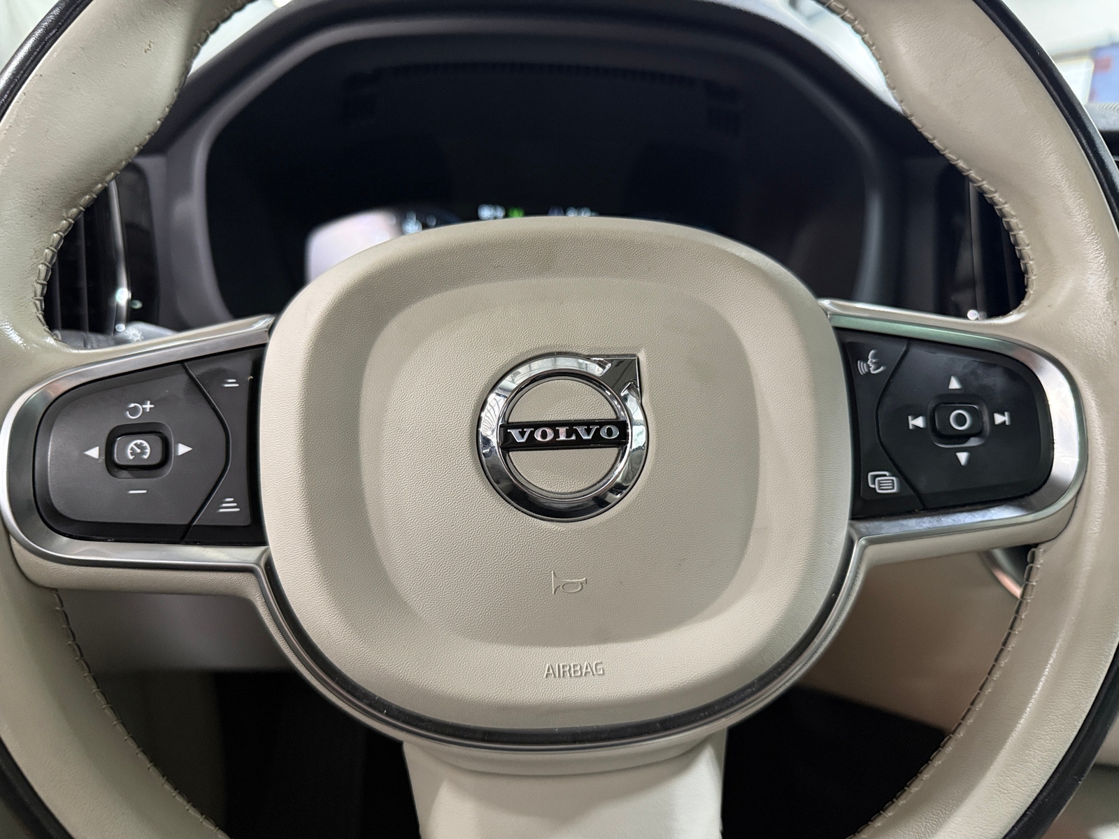 Thumbnail: 2019 Volvo XC60 - 4