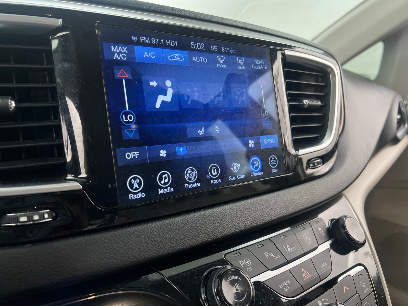 Thumbnail: 2017 Chrysler Pacifica - 3