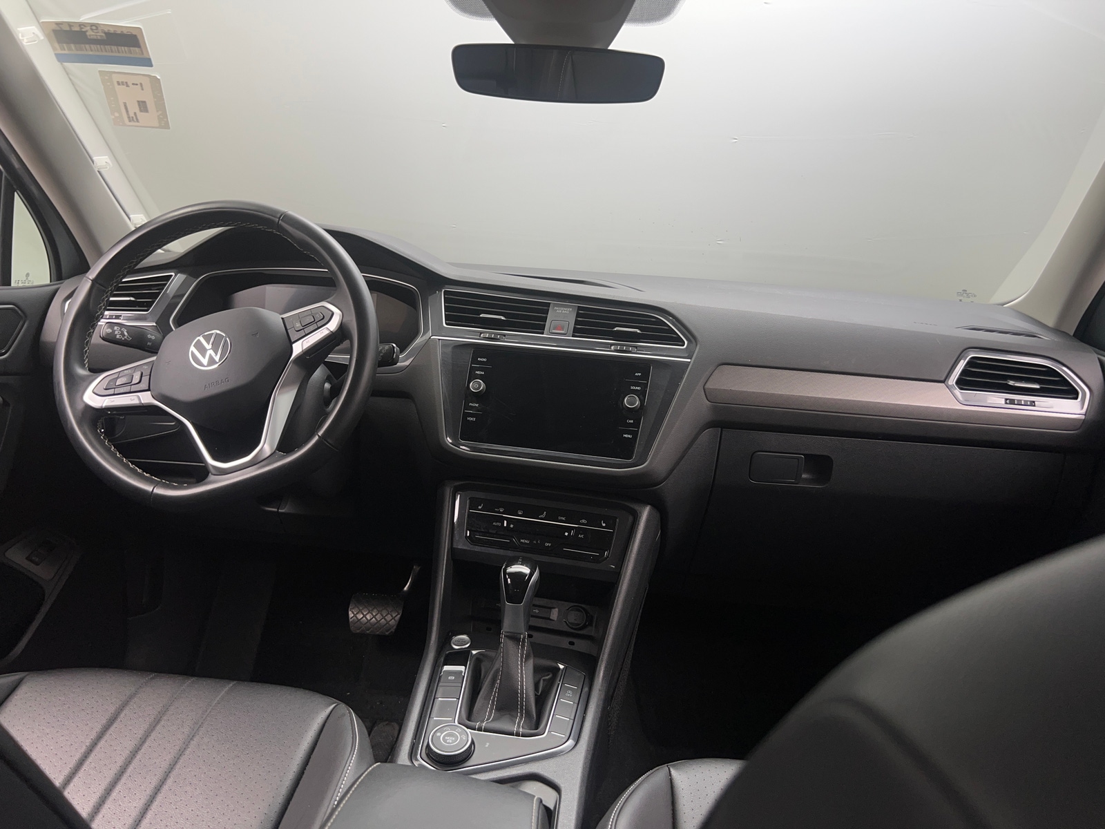 Thumbnail: 2024 Volkswagen Tiguan - 3