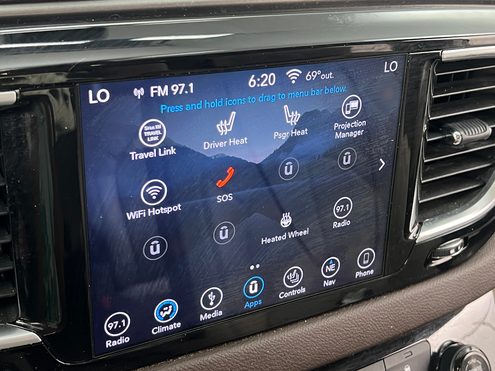 Thumbnail: 2018 Chrysler Pacifica - 3