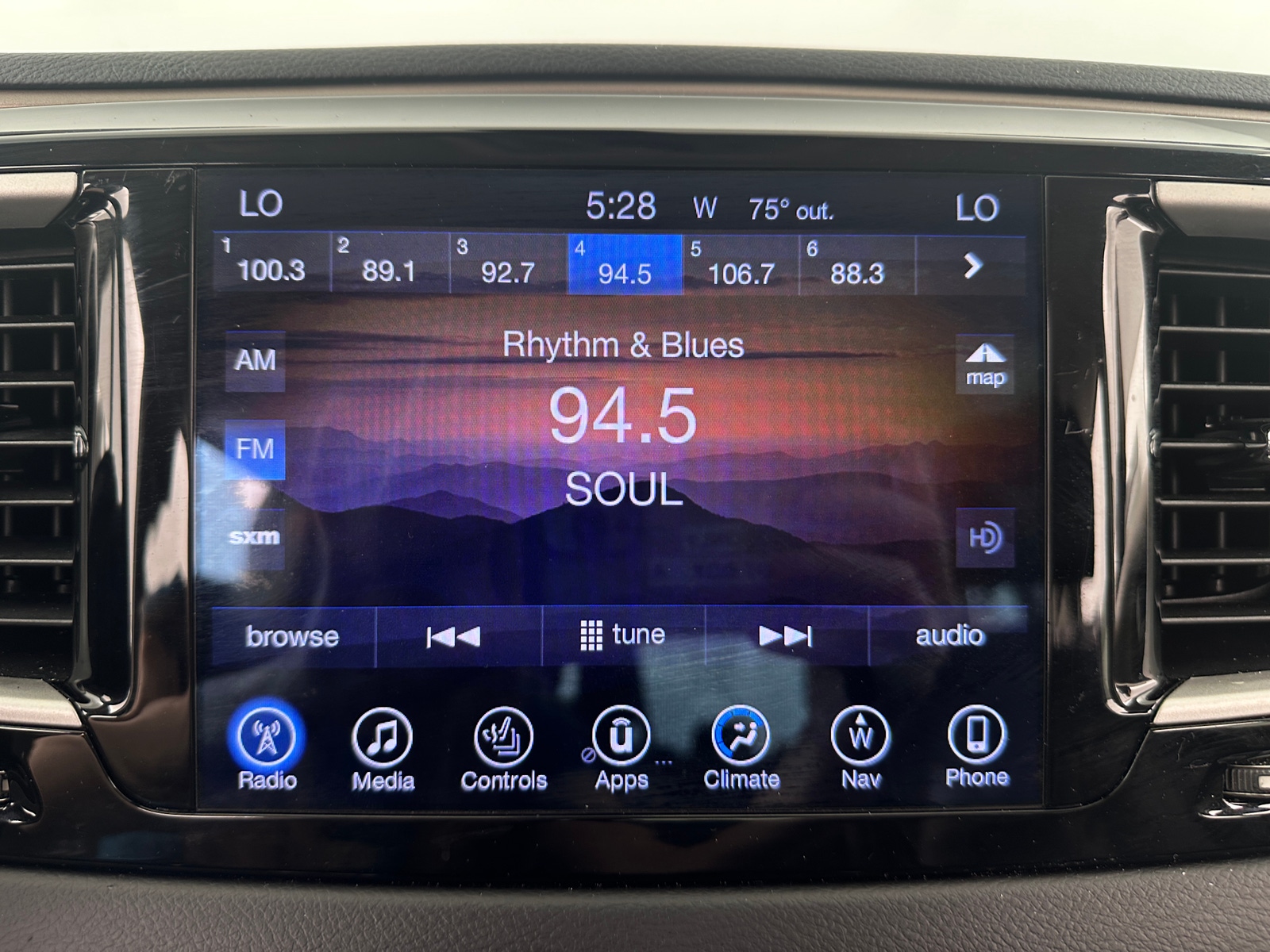 Thumbnail: 2017 Chrysler Pacifica - 3
