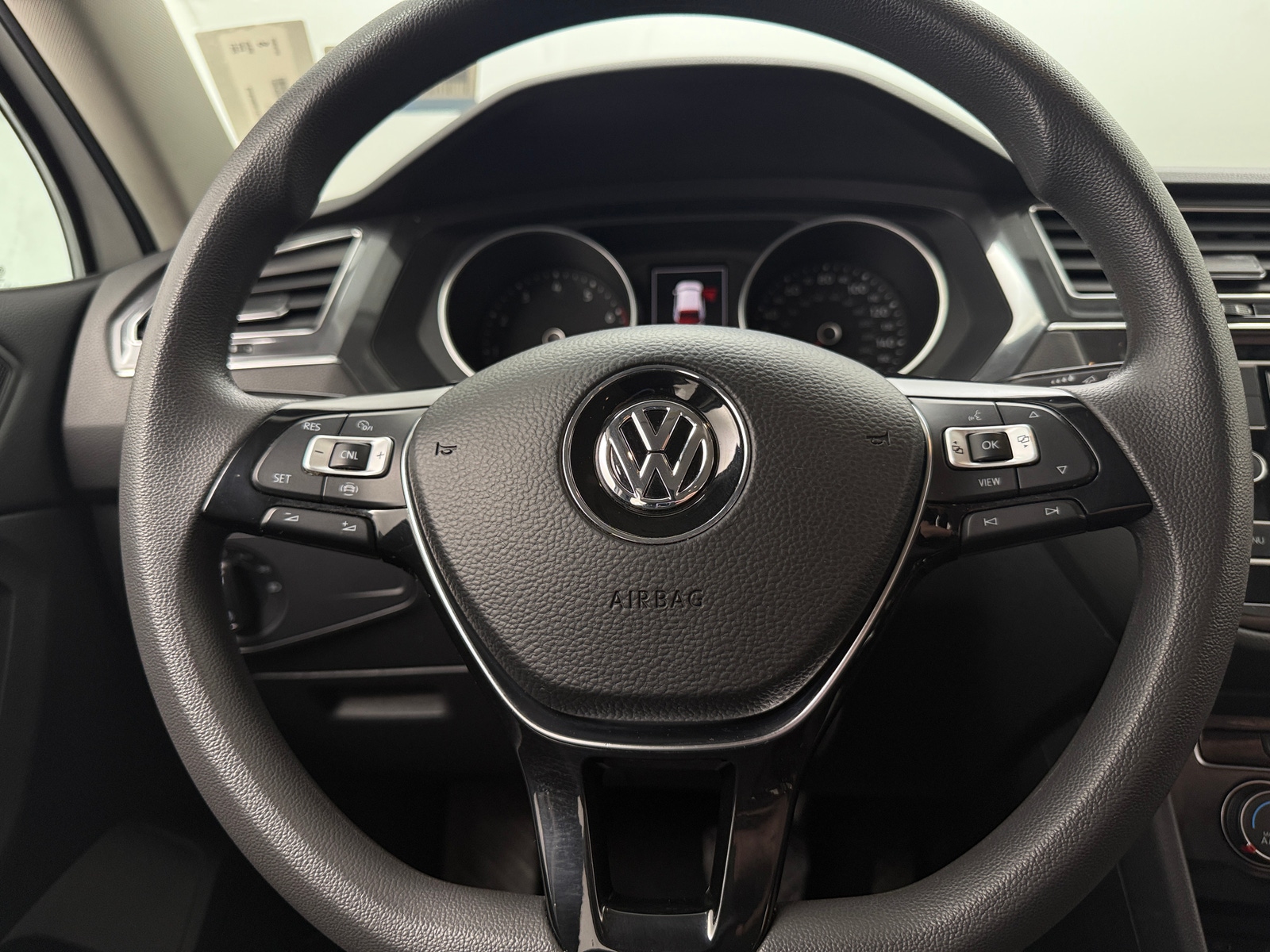 Thumbnail: 2021 Volkswagen Tiguan - 5