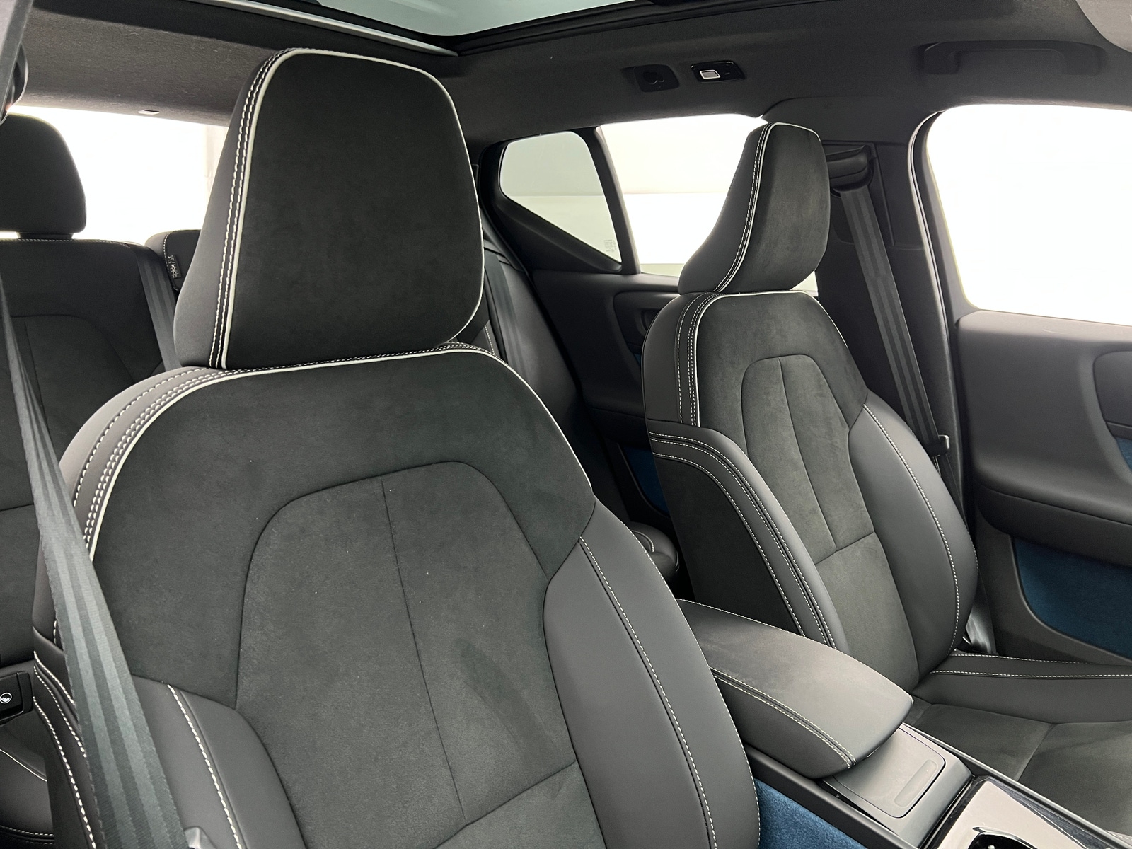Thumbnail: 2024 Volvo XC40 - 2
