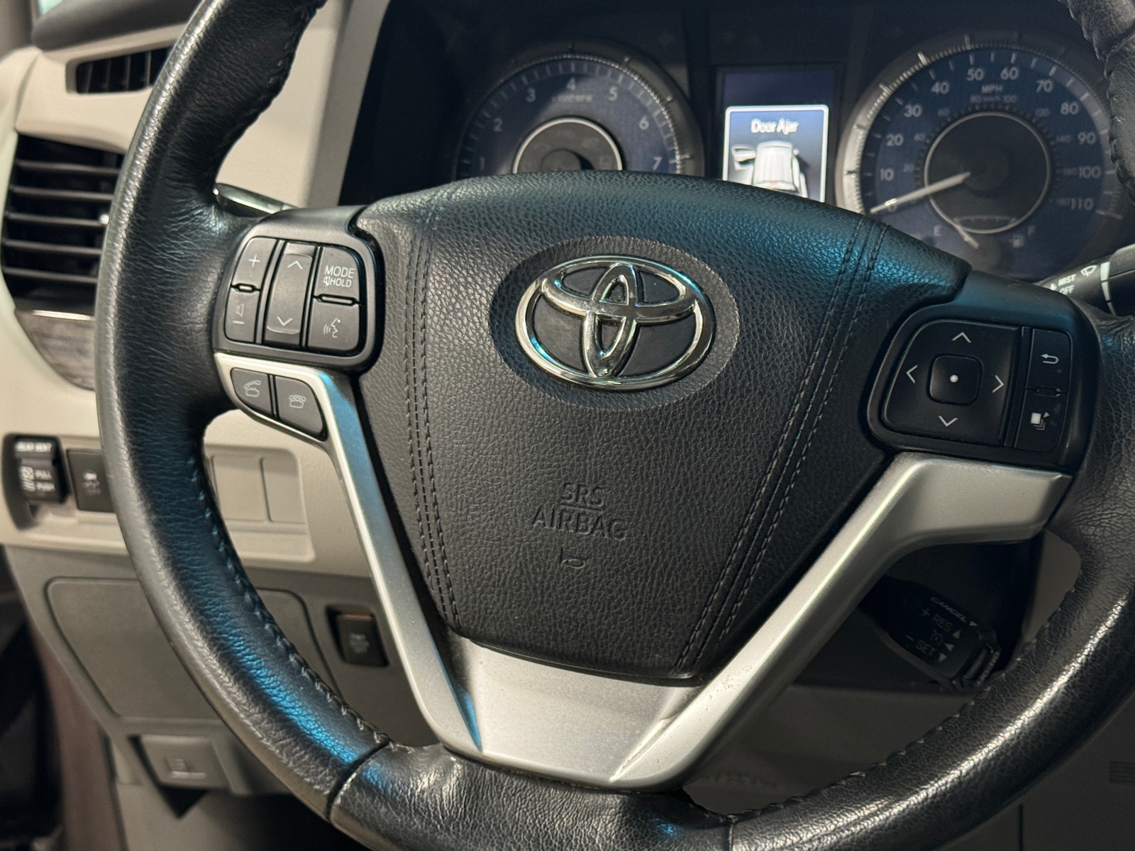 Thumbnail: 2017 Toyota Sienna - 4