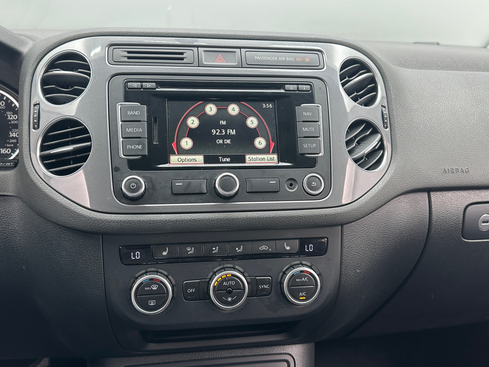 Thumbnail: 2014 Volkswagen Tiguan - 4