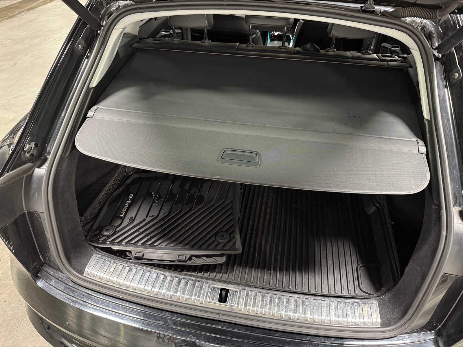 Thumbnail: 2019 Audi e-tron - 6