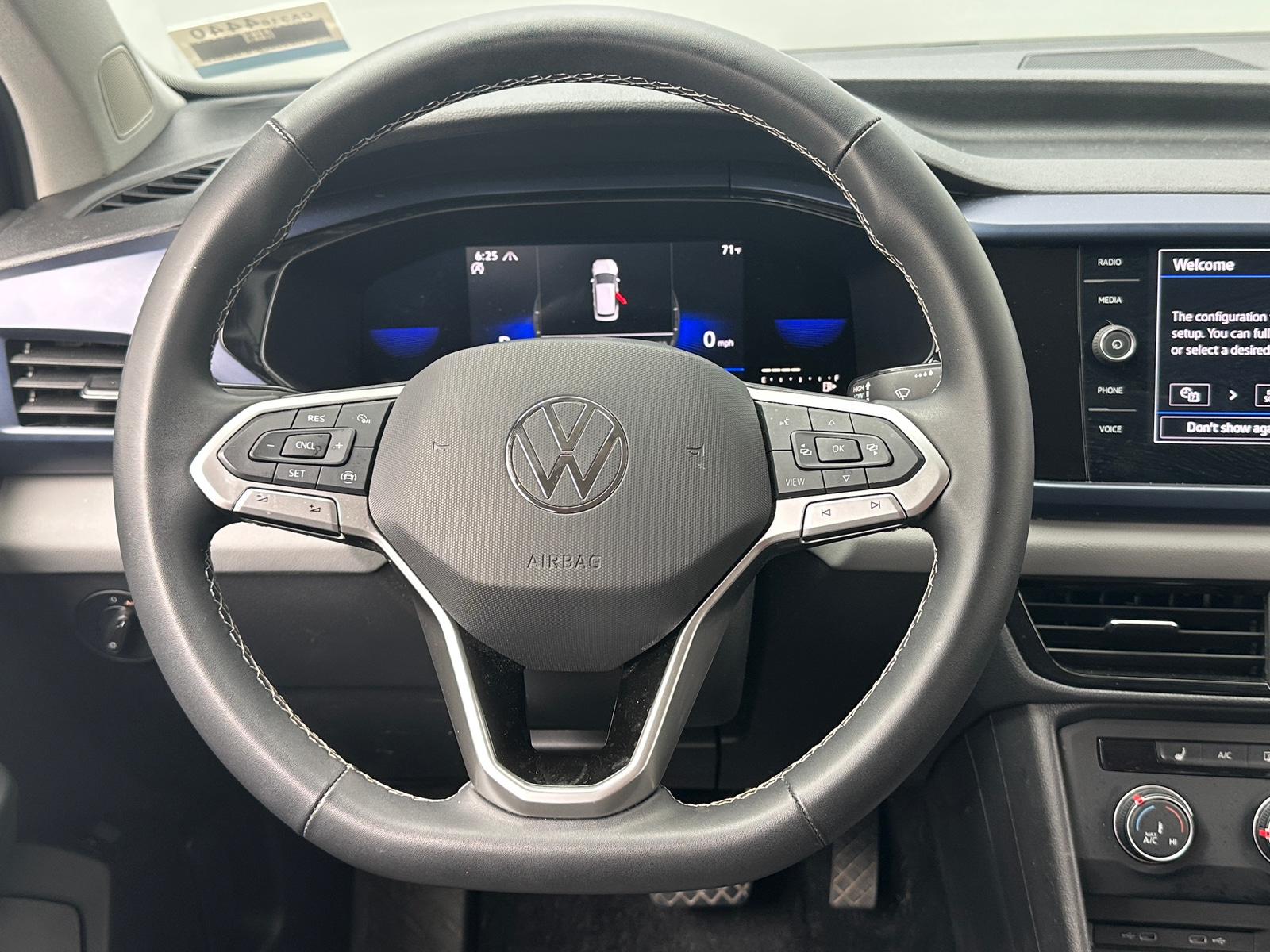 Thumbnail: 2022 Volkswagen Taos - 4