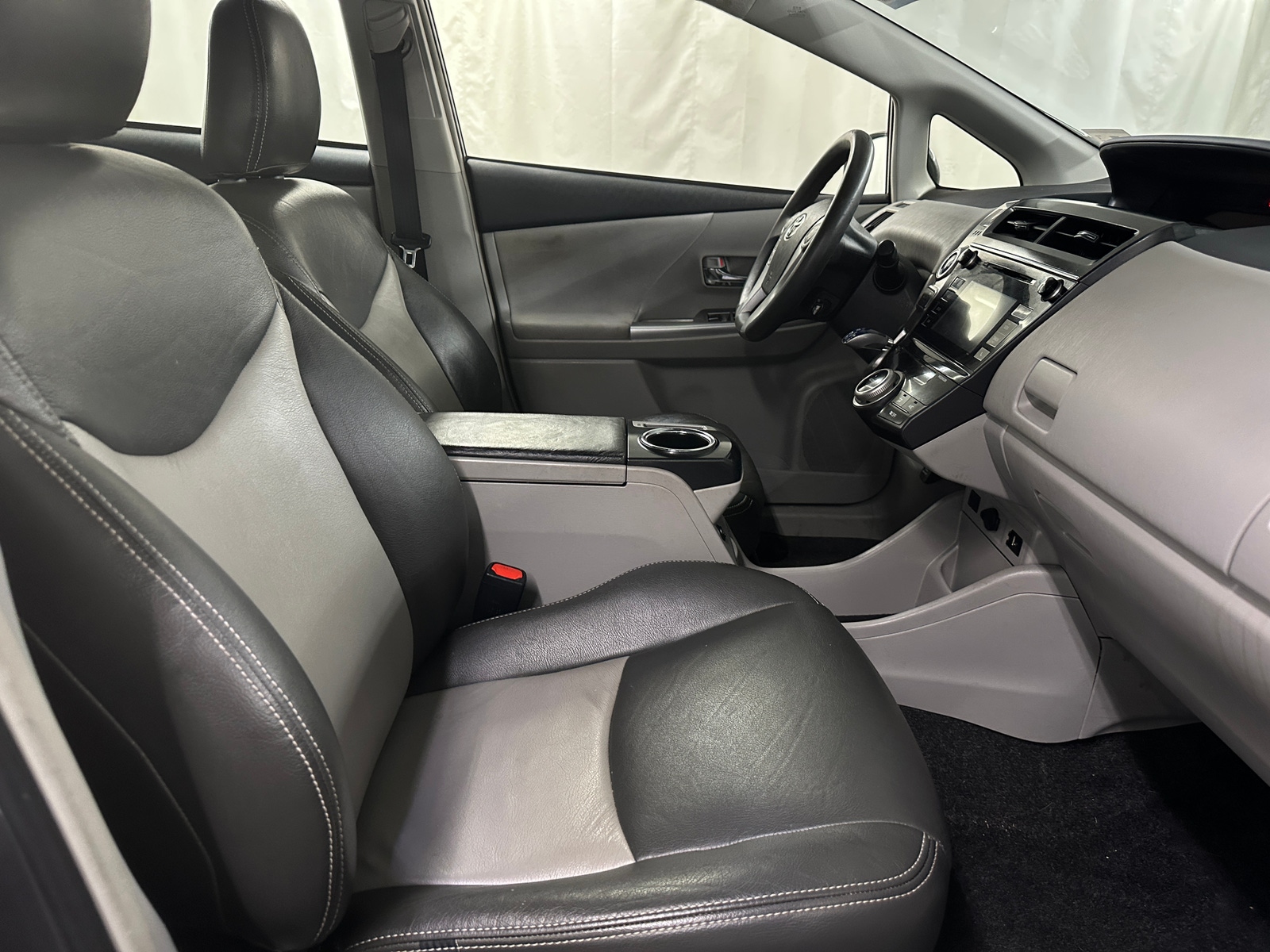 Thumbnail: 2017 Toyota Prius v - 2
