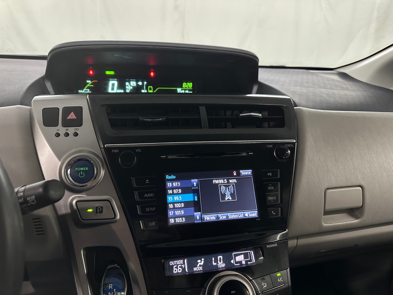 Thumbnail: 2017 Toyota Prius v - 4