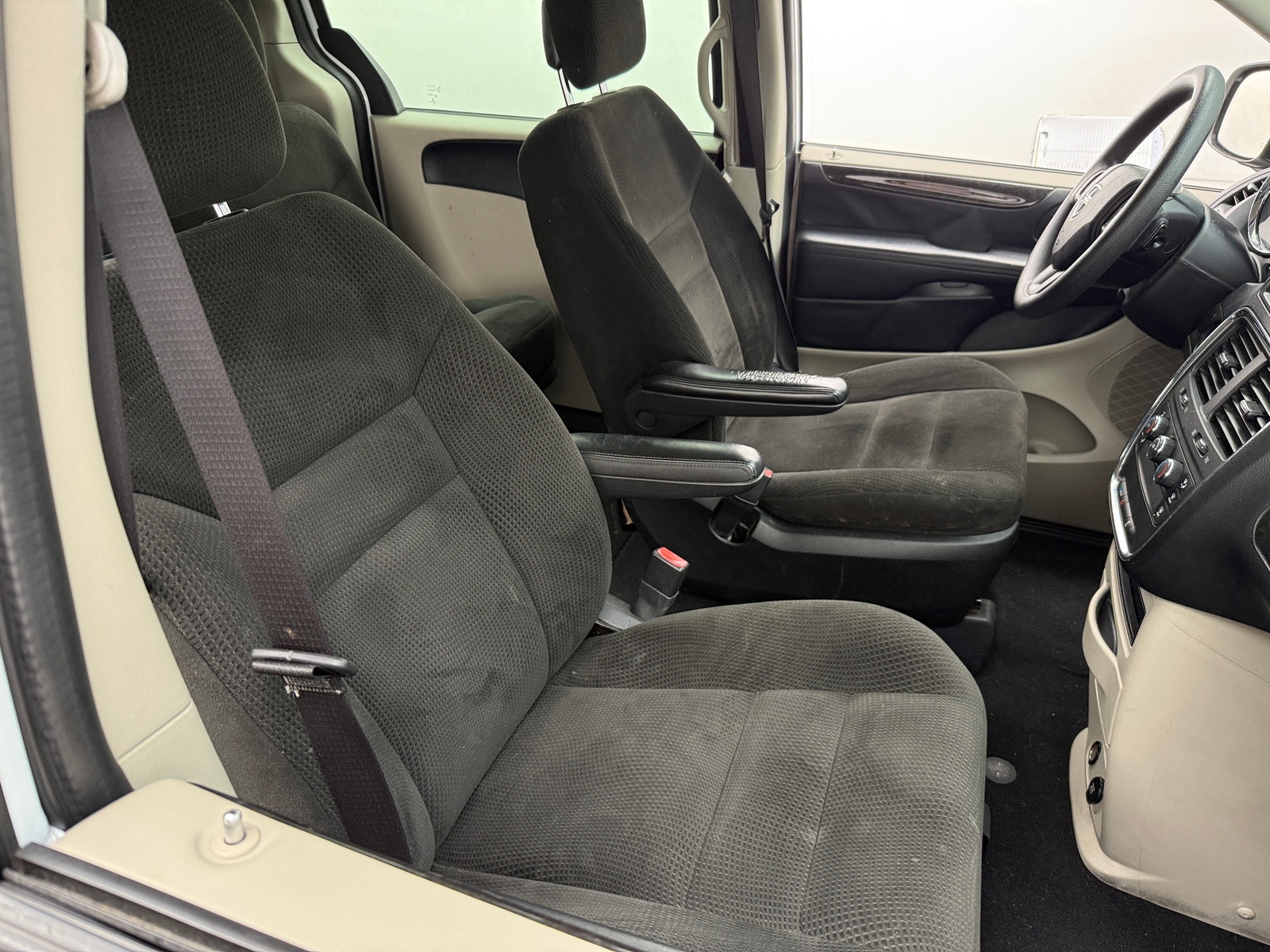 Thumbnail: 2015 Dodge Grand Caravan - 2
