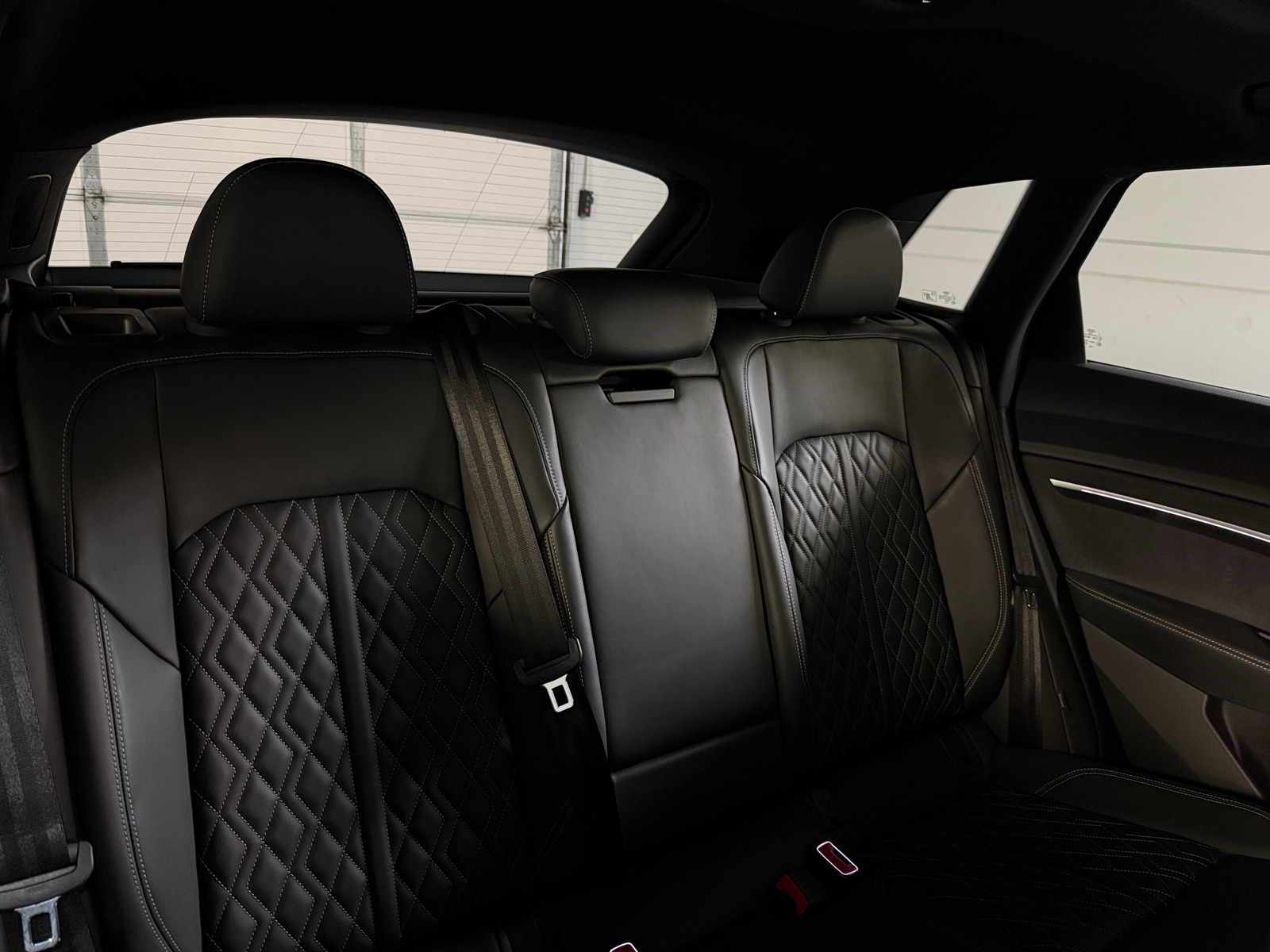 Thumbnail: 2023 Audi e-tron S - 5