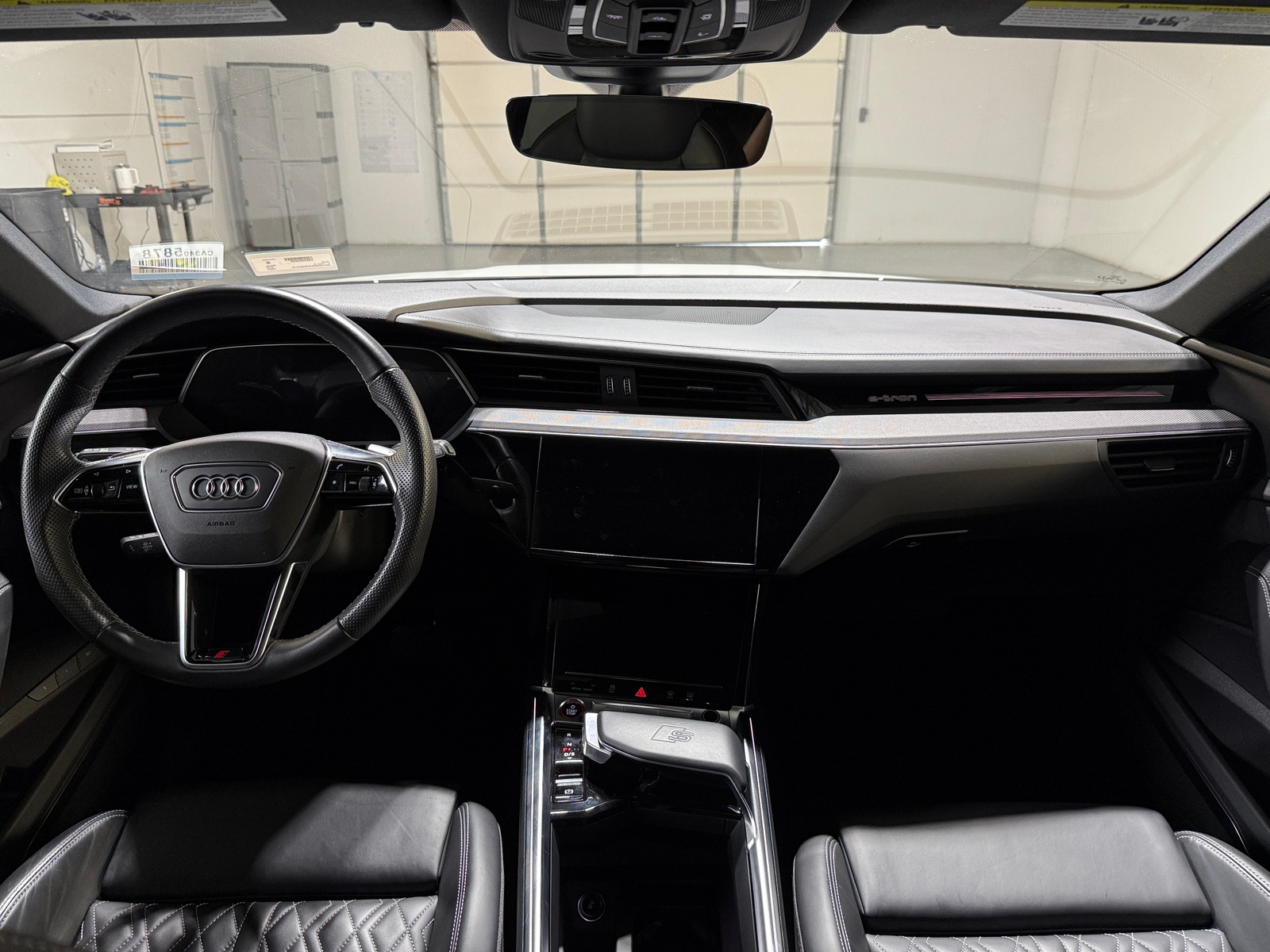 Thumbnail: 2023 Audi e-tron S - 2