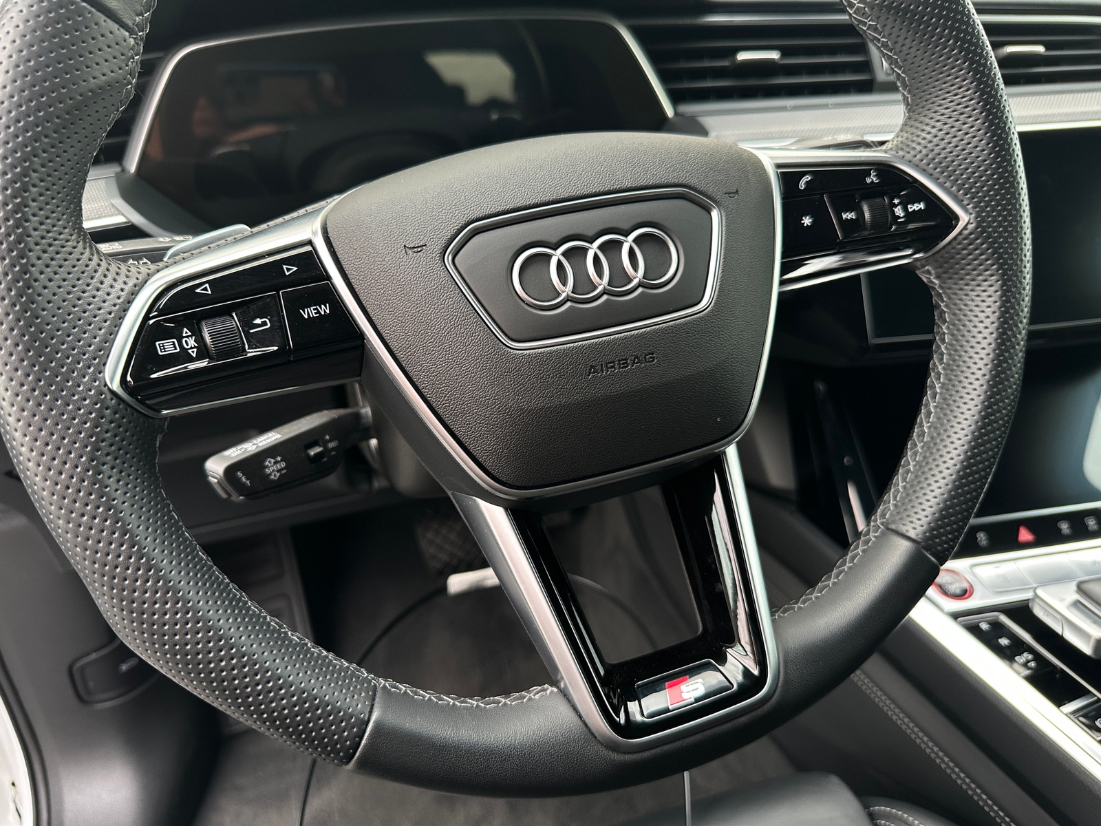 Thumbnail: 2023 Audi e-tron S - 4