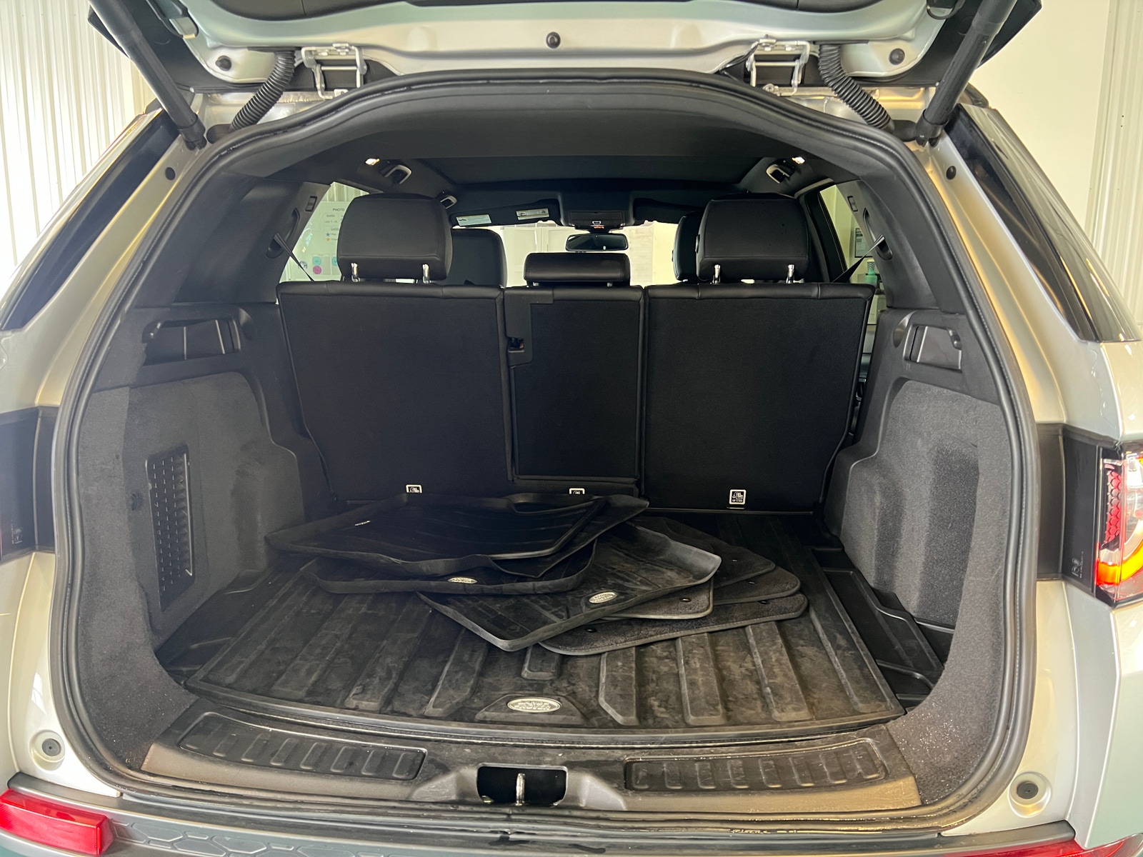 Thumbnail: 2019 Land Rover Discovery Sport - 6