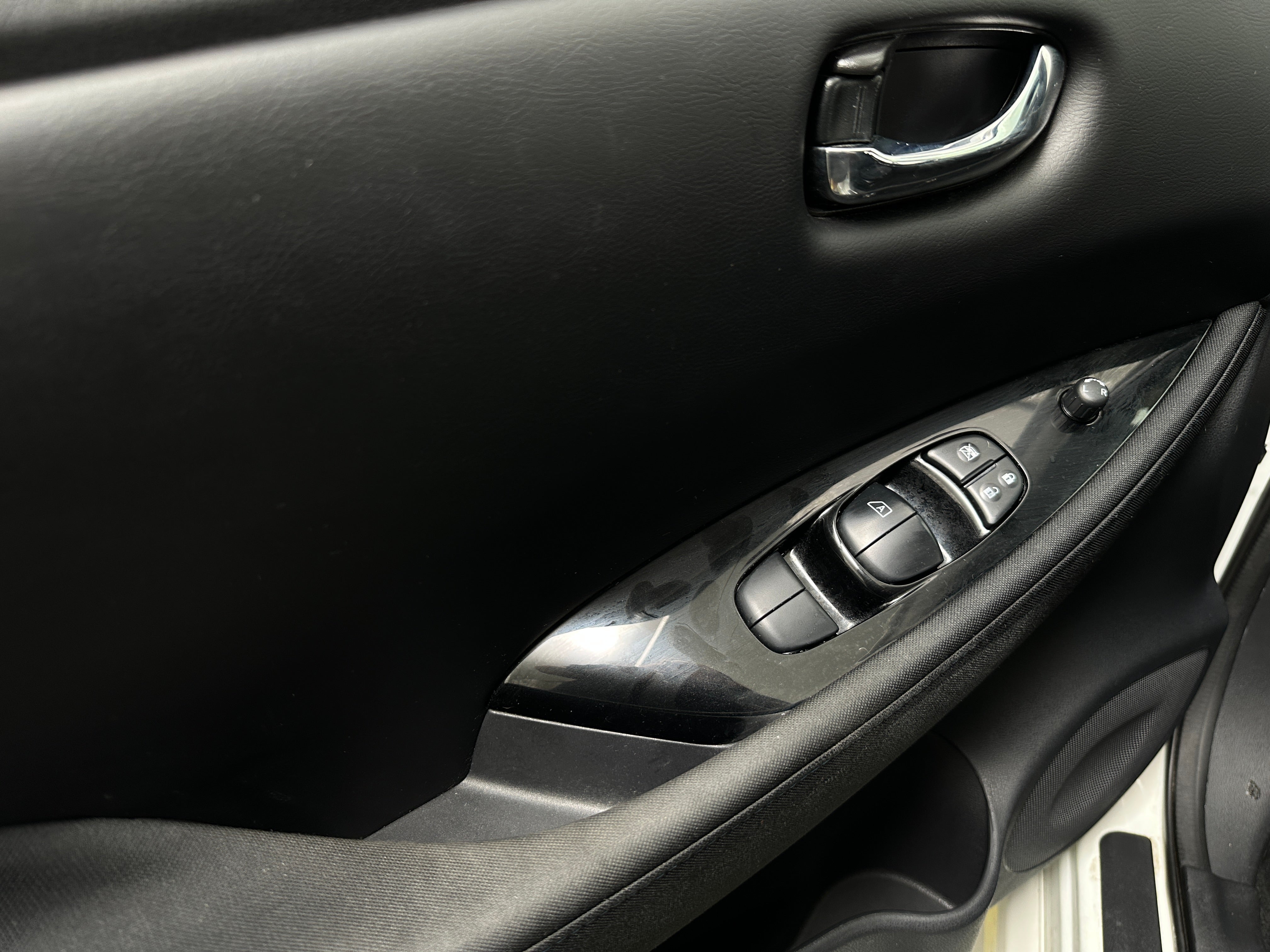 Used 2018 Nissan LEAF SV with VIN 1N4AZ1CP4JC313051 for sale in Oak Creek, WI