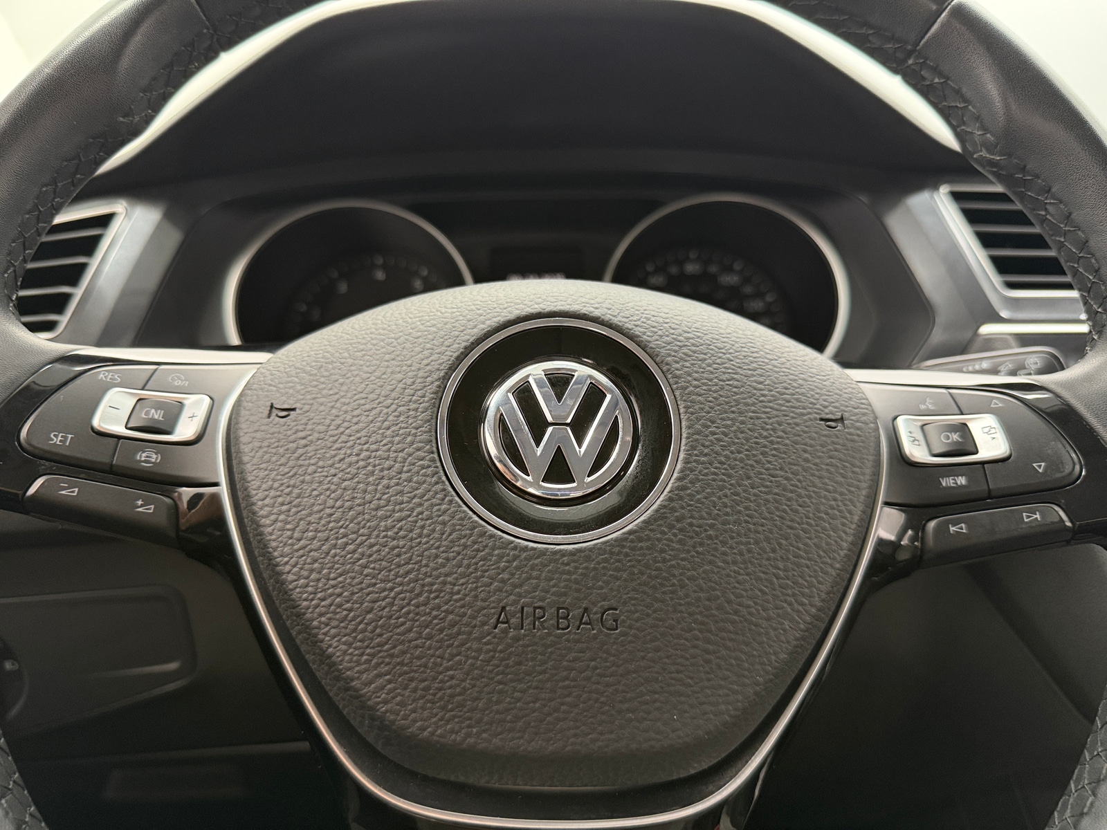 Thumbnail: 2020 Volkswagen Tiguan - 4