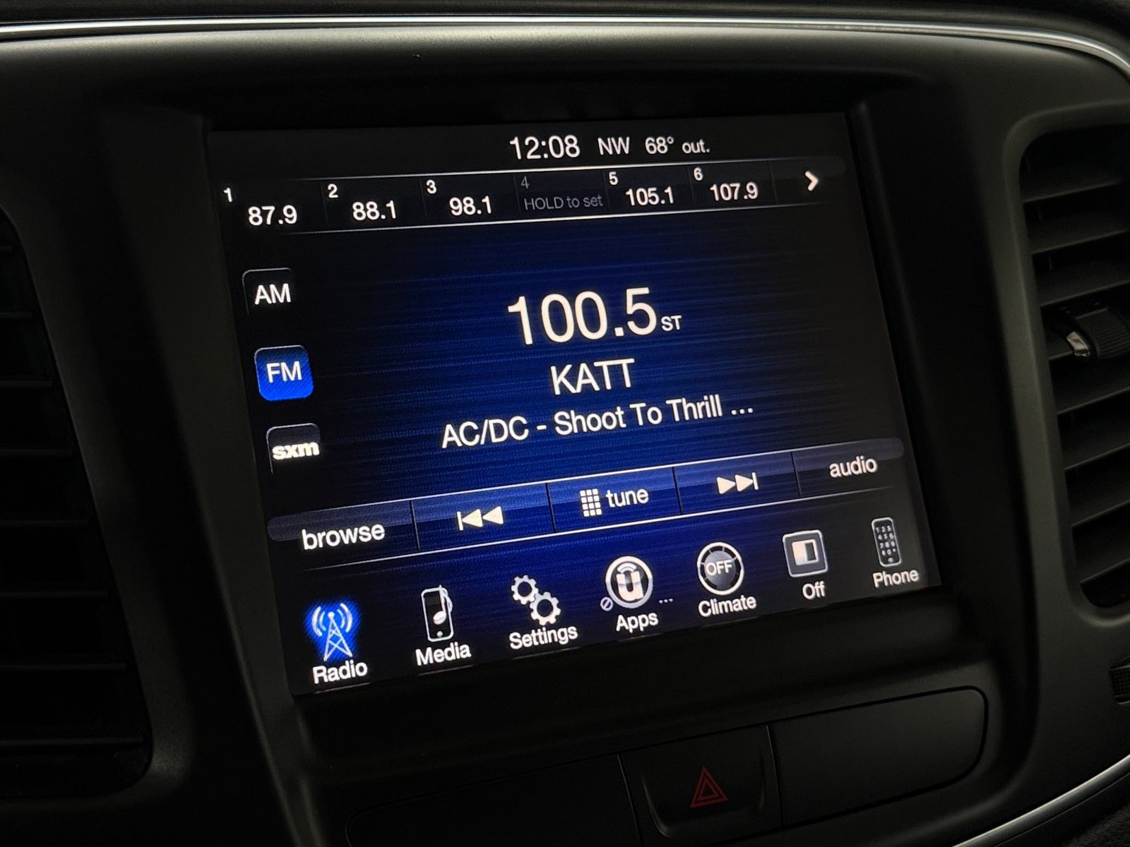 Thumbnail: 2015 Chrysler 200 - 4