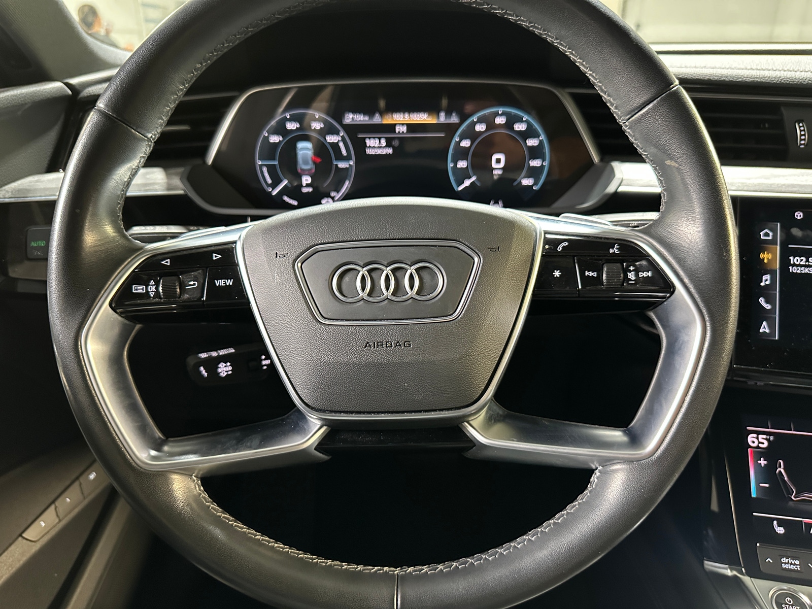 Thumbnail: 2023 Audi e-tron - 4