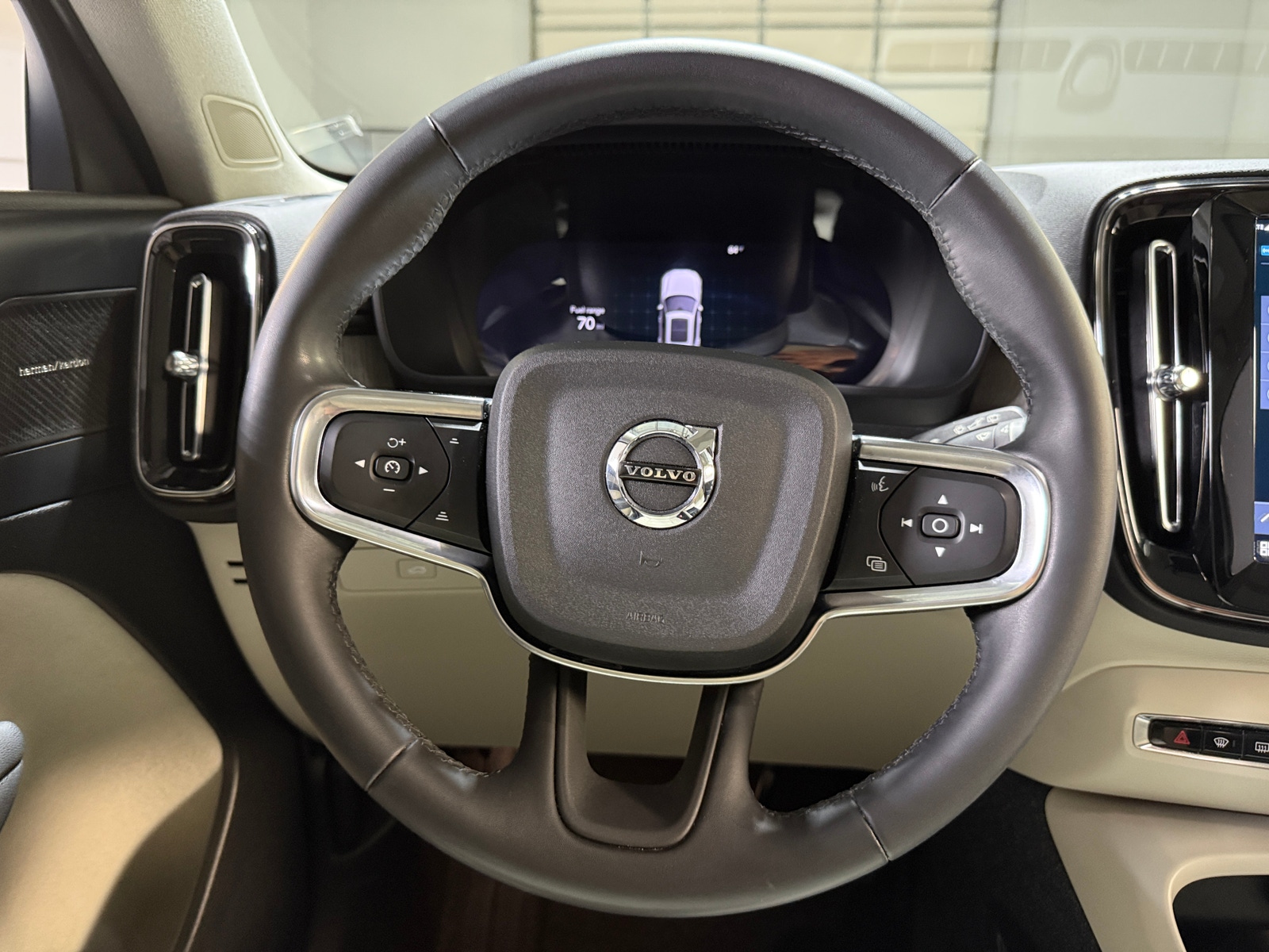 Thumbnail: 2023 Volvo XC40 - 4
