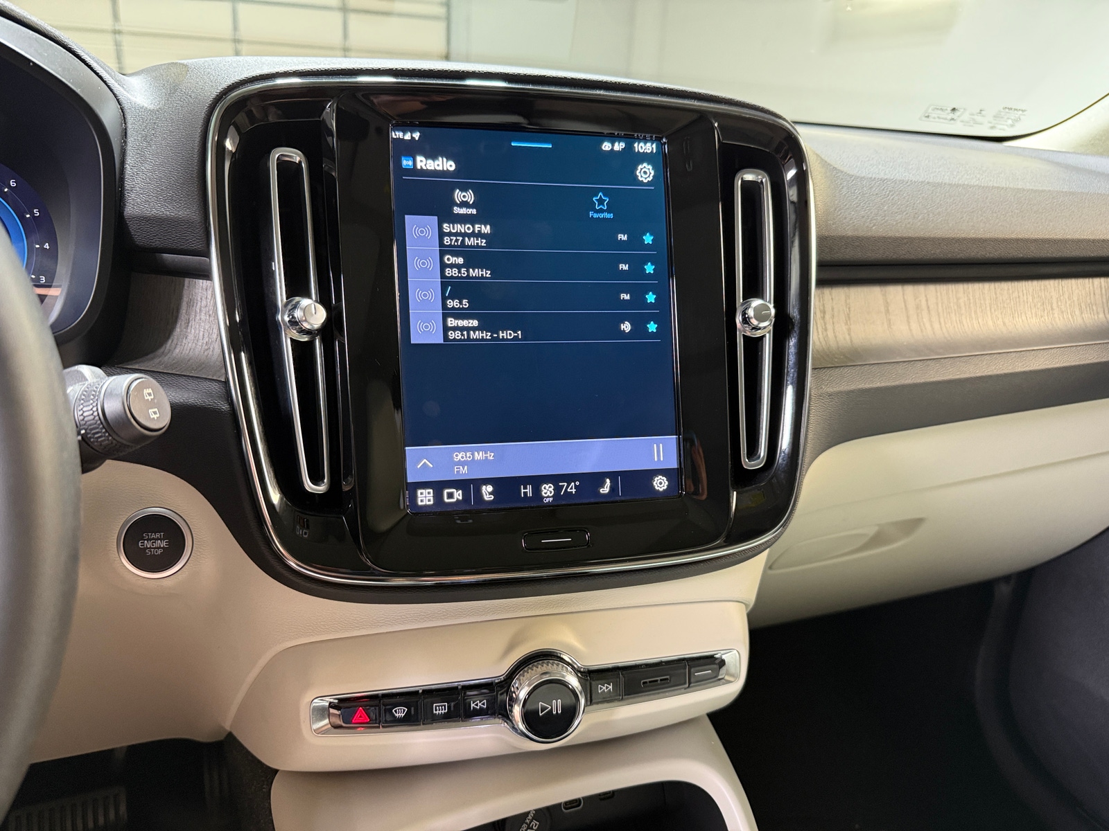 Thumbnail: 2023 Volvo XC40 - 3
