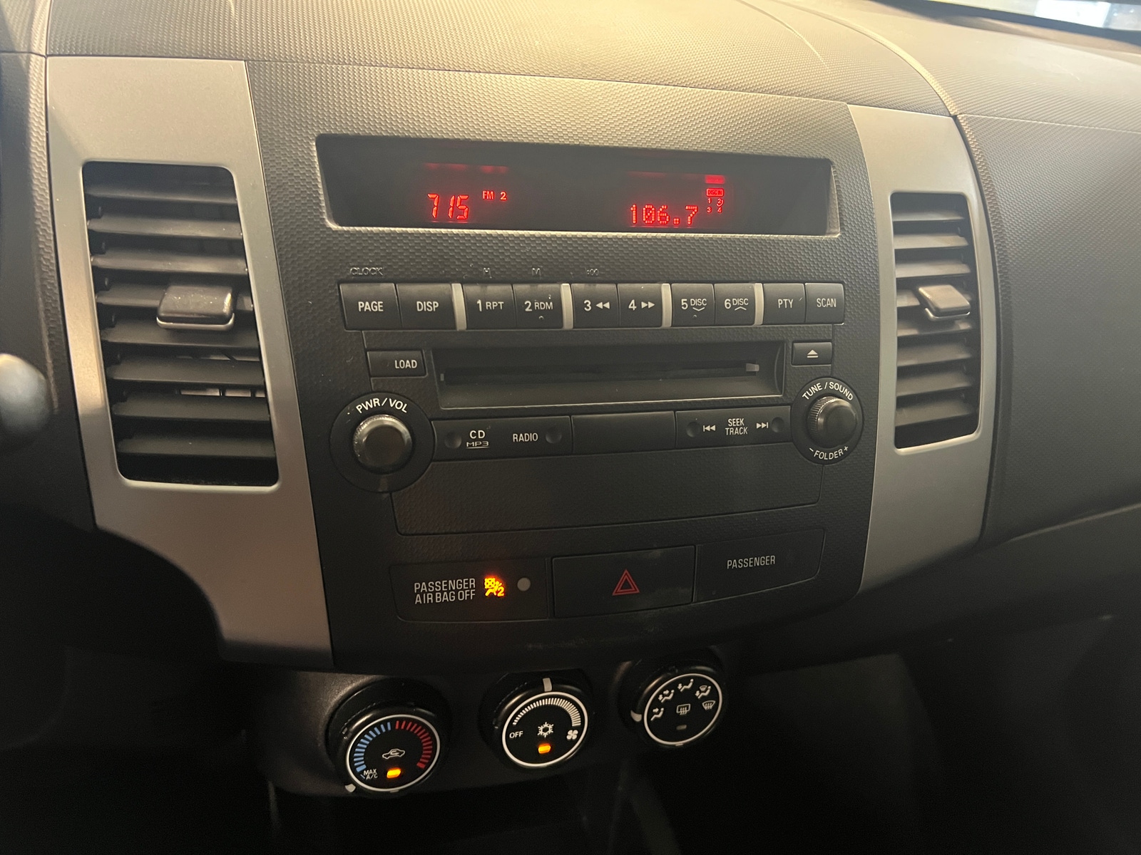 Thumbnail: 2010 Mitsubishi Outlander - 4