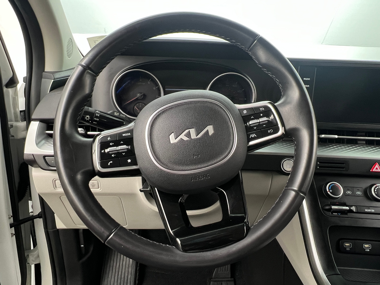 Thumbnail: 2023 Kia Carnival - 4