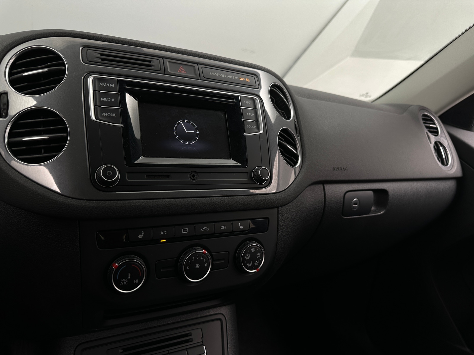 Thumbnail: 2016 Volkswagen Tiguan - 4