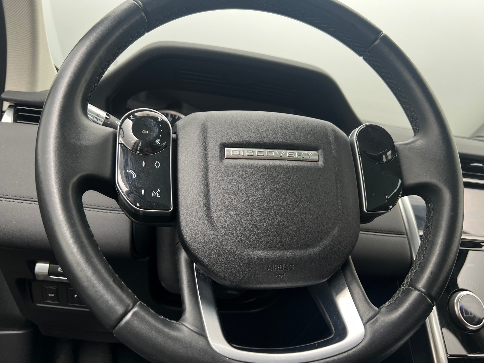 Thumbnail: 2020 Land Rover Discovery Sport - 5