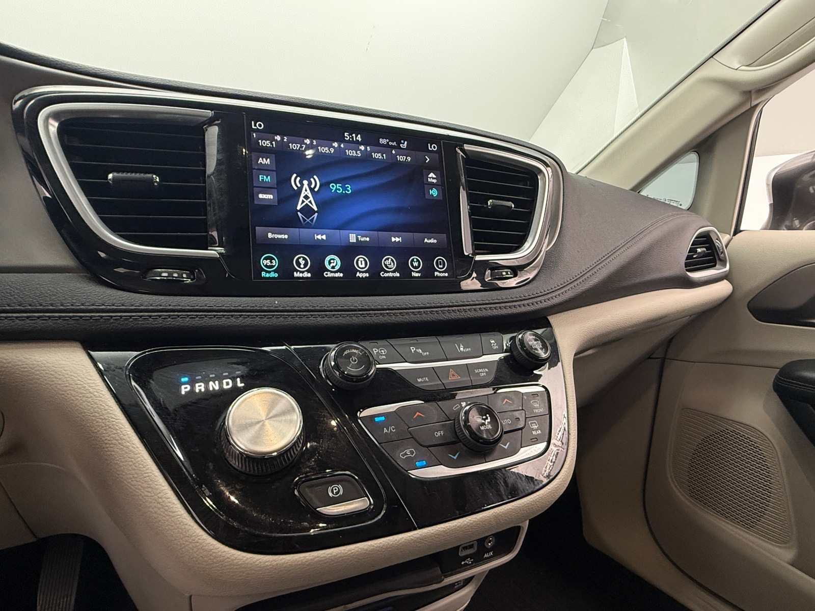 Thumbnail: 2018 Chrysler Pacifica - 3