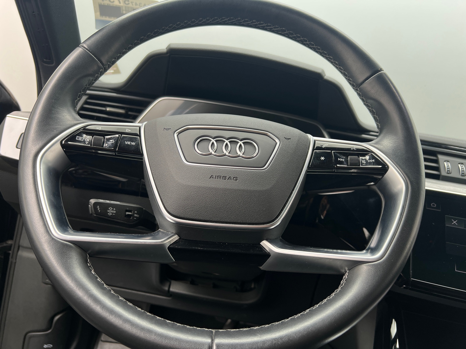 Thumbnail: 2023 Audi e-tron - 4