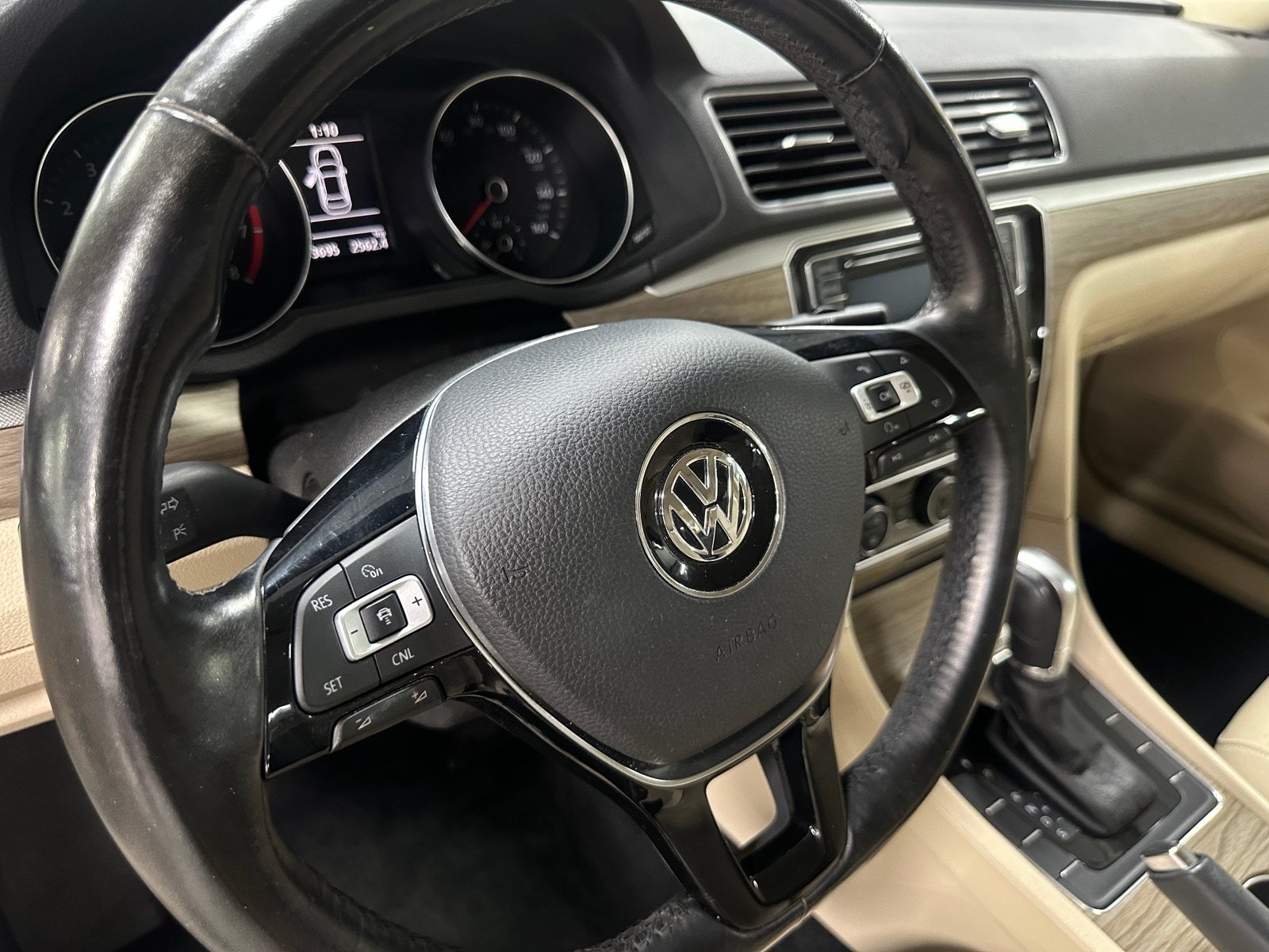 Thumbnail: 2016 Volkswagen Passat - 4
