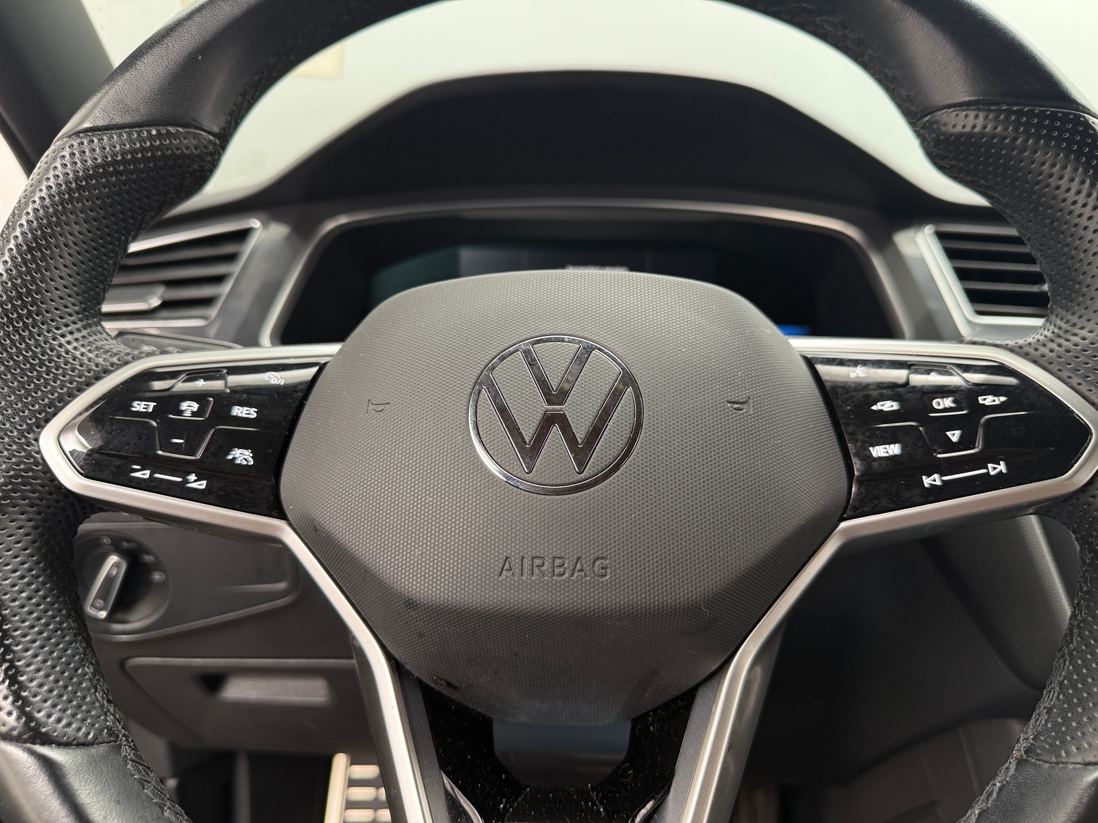 Thumbnail: 2022 Volkswagen Tiguan - 4