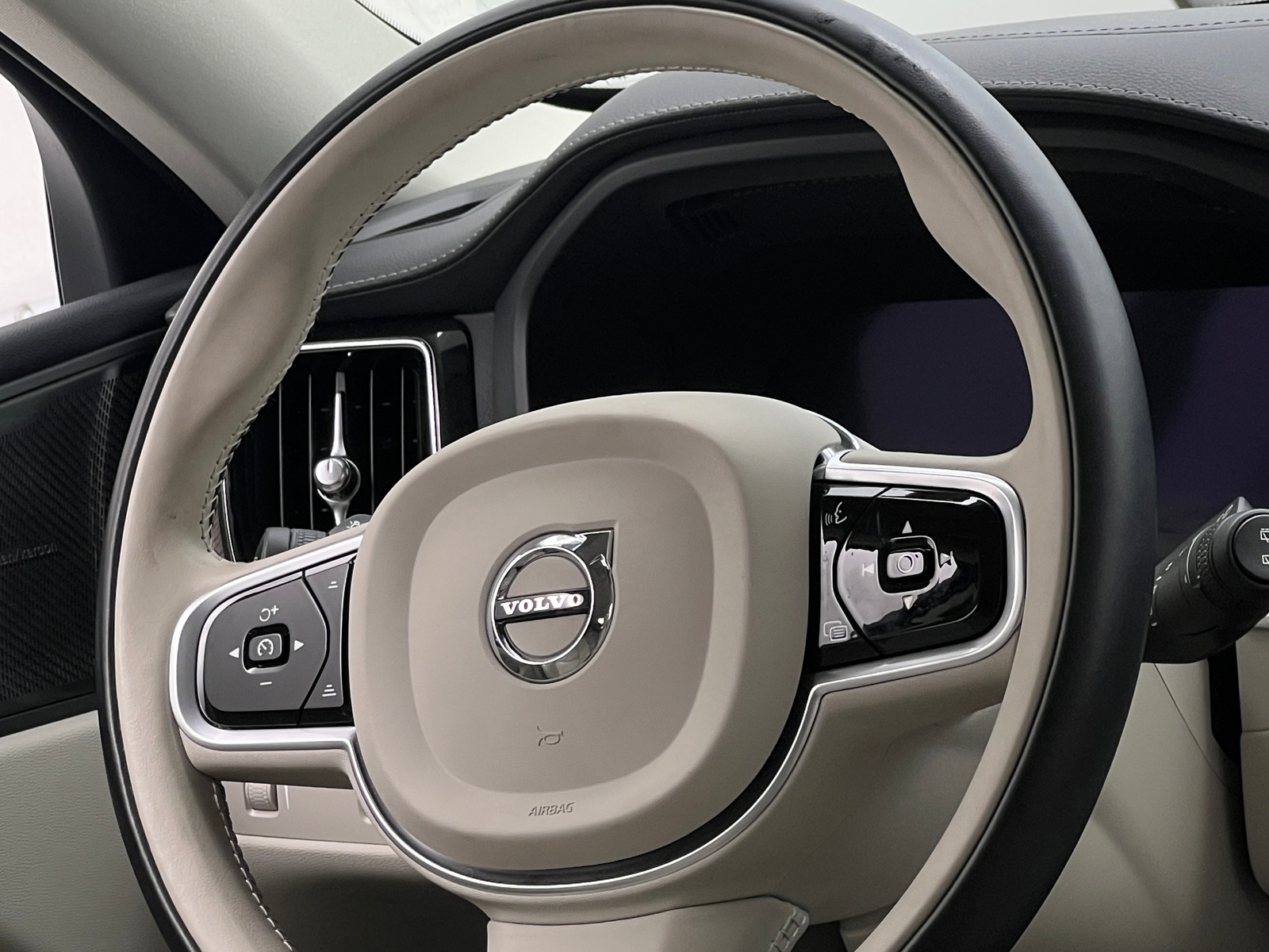 Thumbnail: 2022 Volvo XC60 - 4