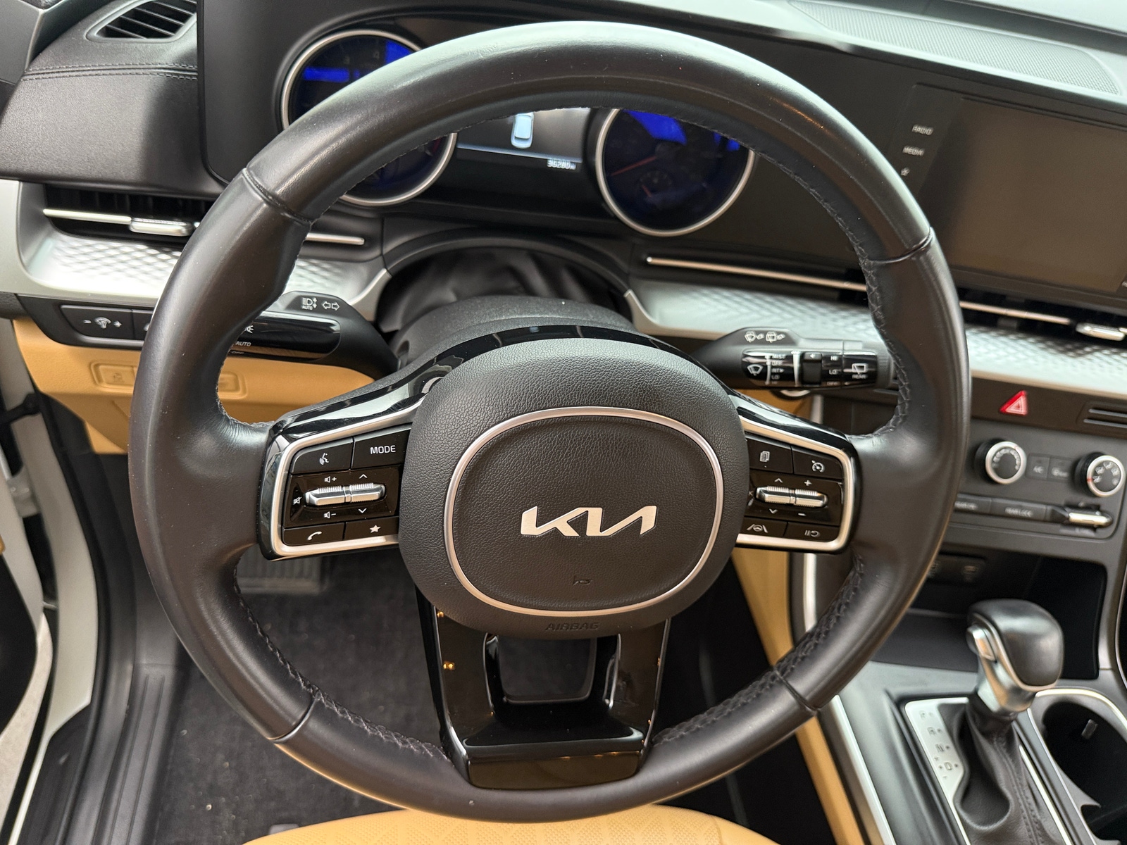 Thumbnail: 2023 Kia Carnival - 4