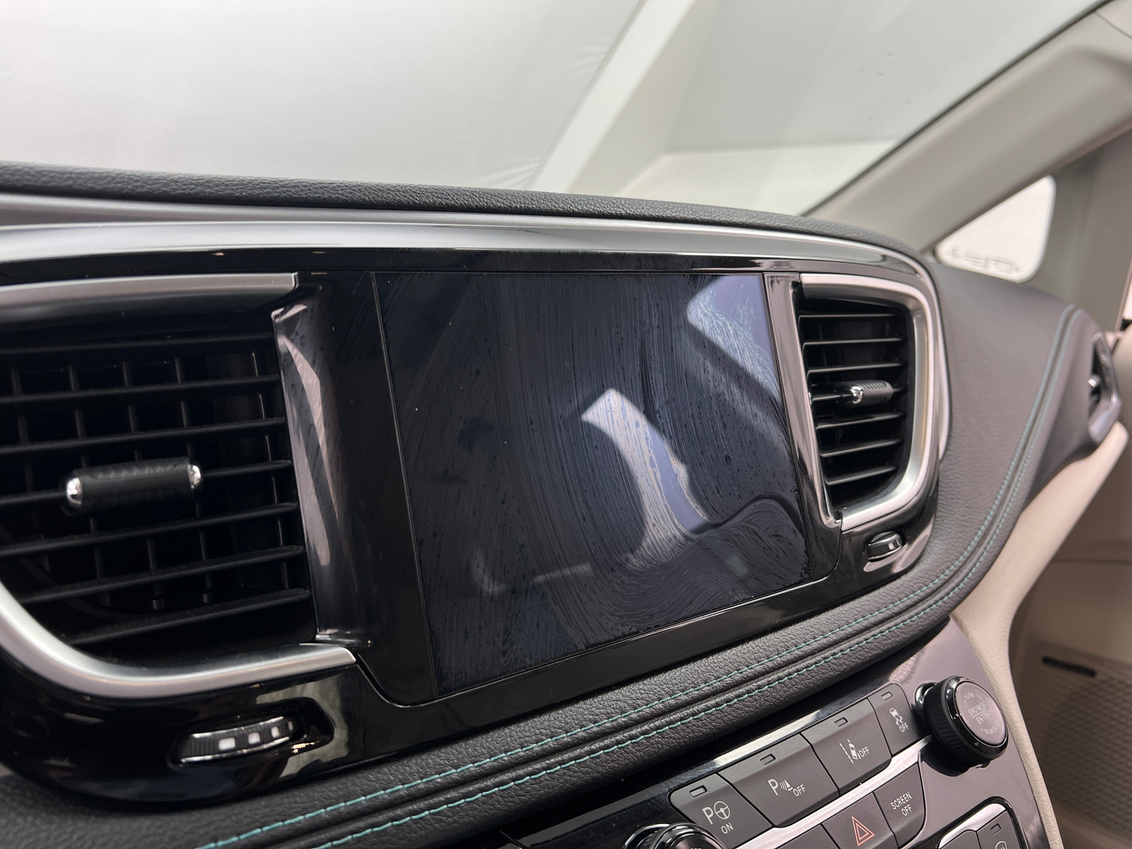 Thumbnail: 2018 Chrysler Pacifica - 3